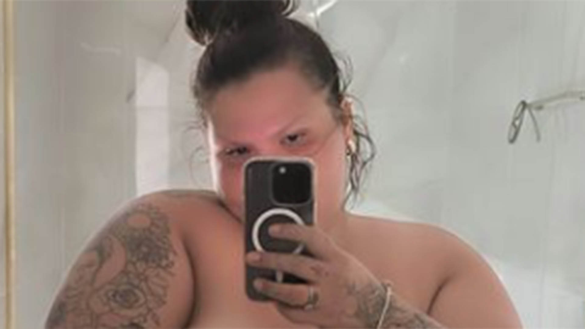 Thais Carla aparece totalmente sem roupas em selfie no espelho