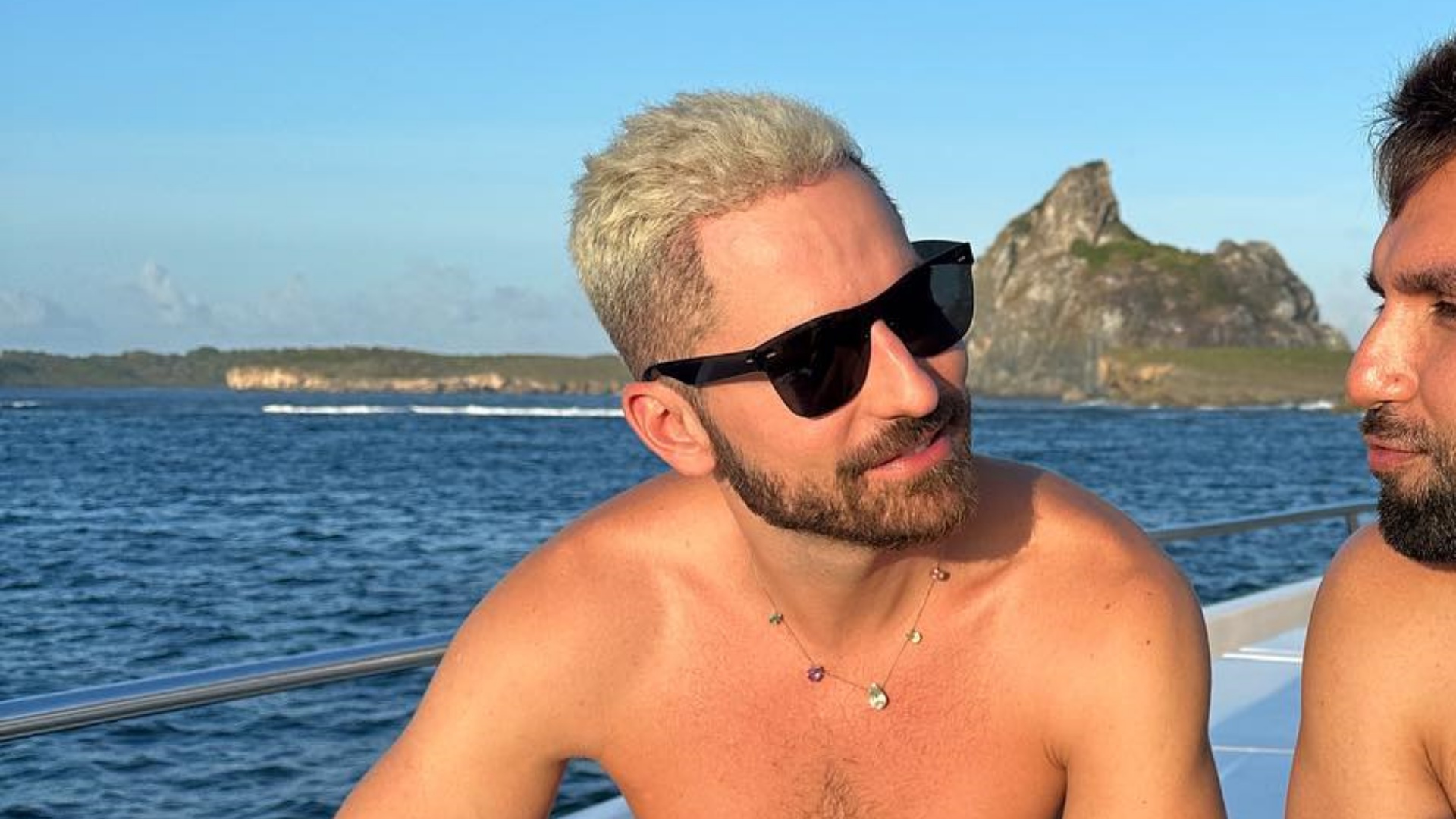 Em Fernando de Noronha, Thales Bretas passeia de barco com Silva