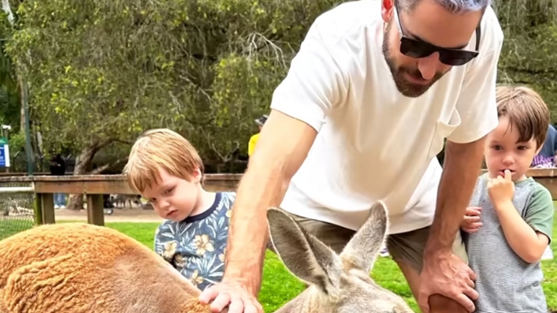 Thales Bretas curte férias com os filhos na Austrália
