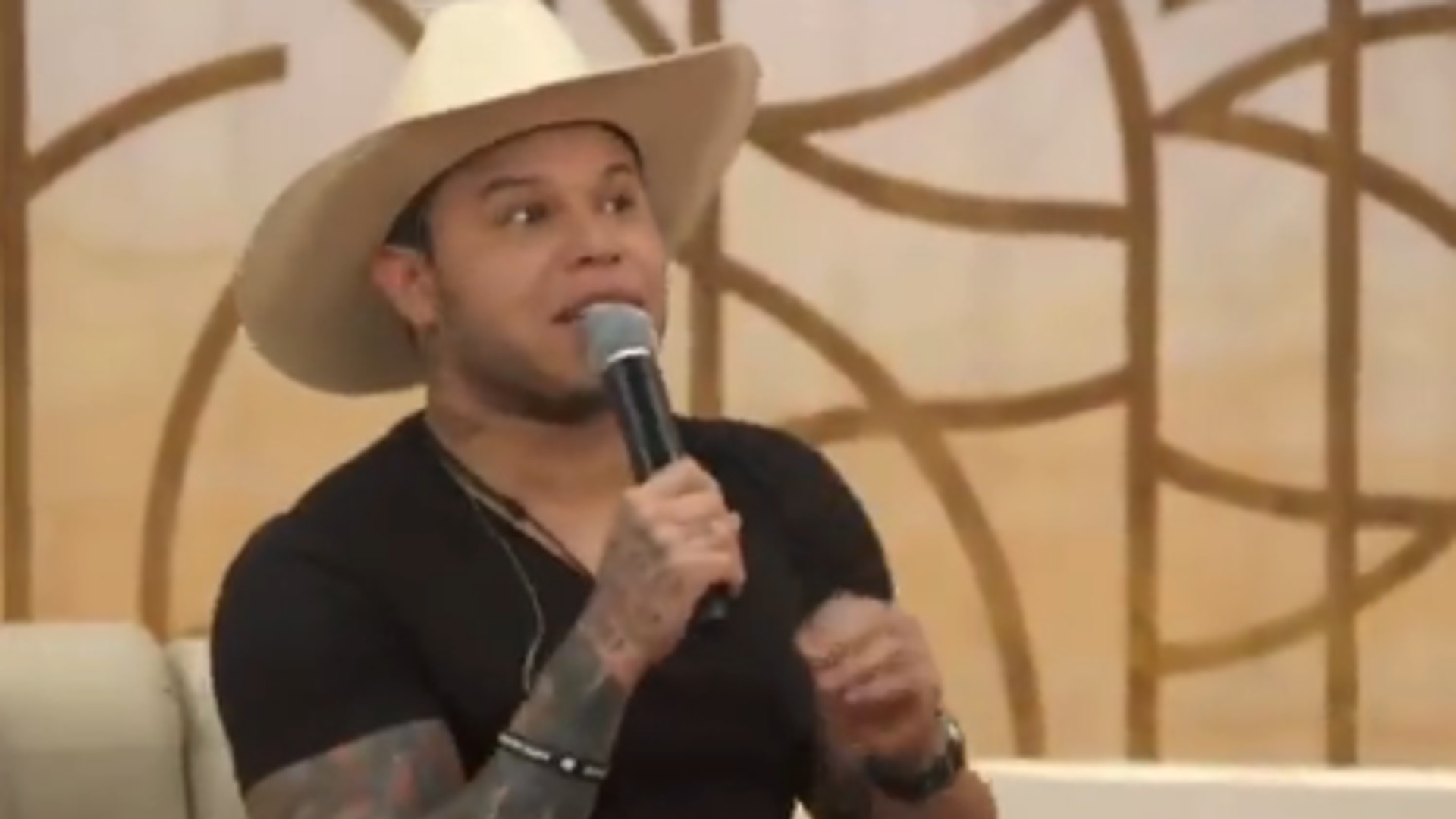 Sertanejo Tierry faz piada infeliz no Encontro e é repreendido: “para com isso”