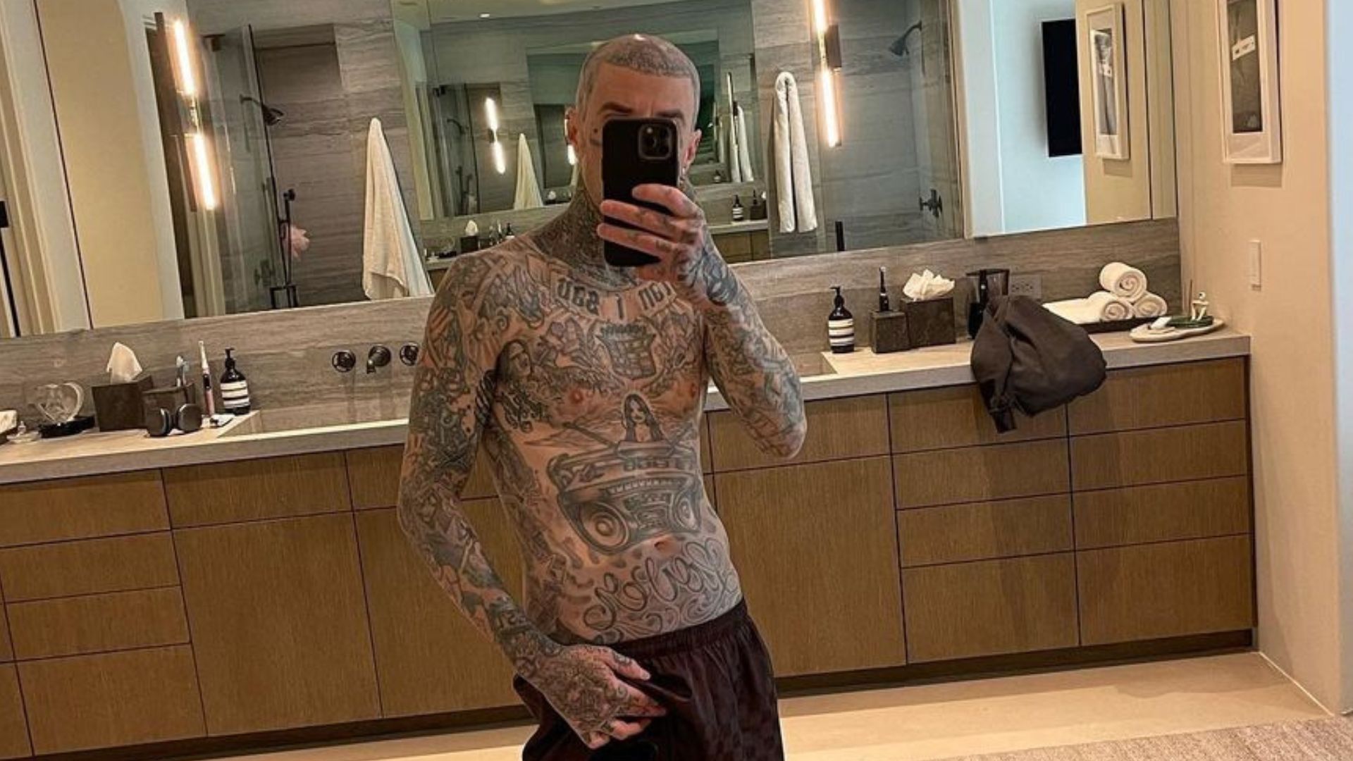 Travis Barker aparece com nova tatuagem com suposta referência à Kourtney Kardashian
