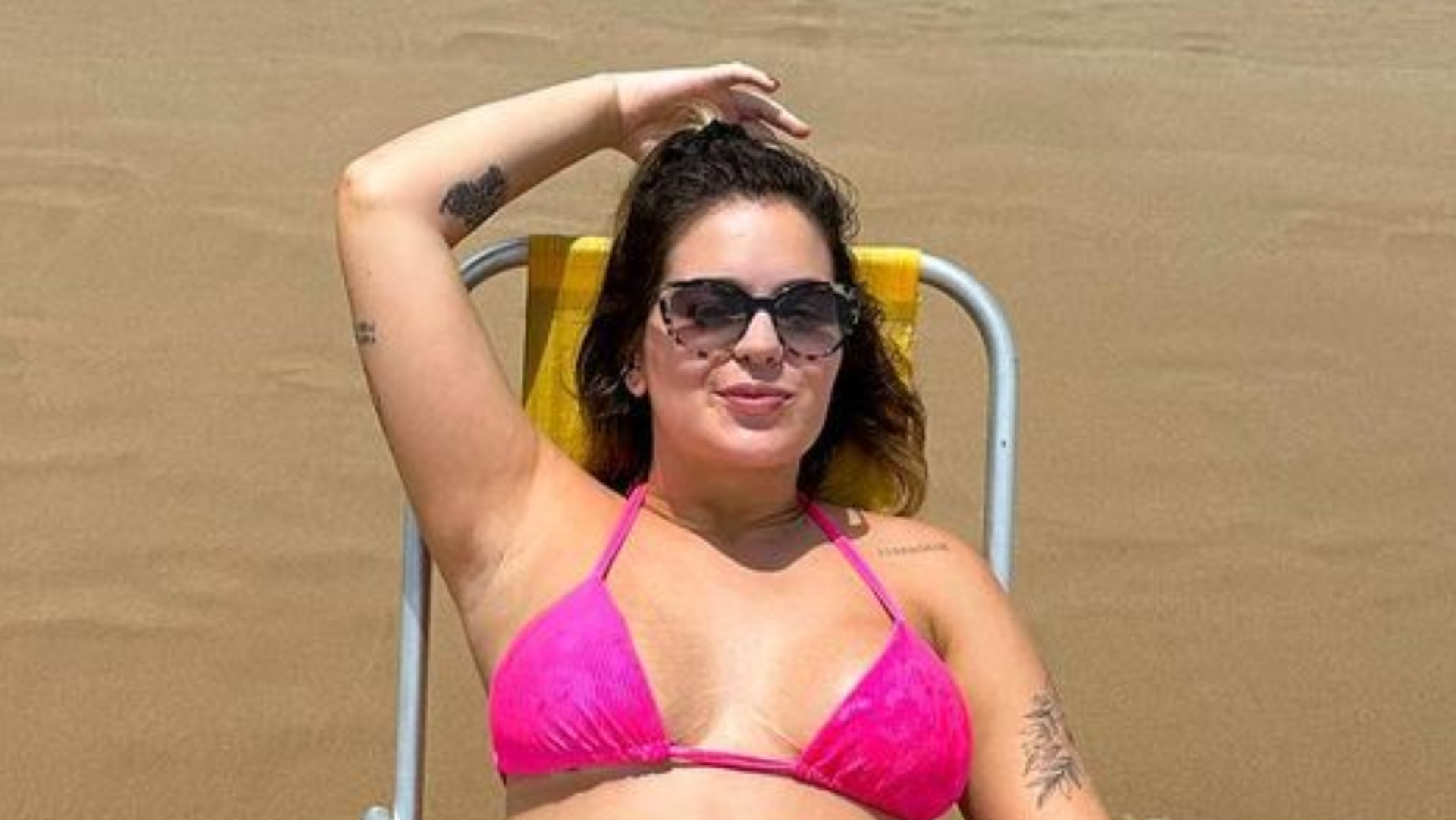 De biquíni rosa, Viih Tube posa à beira-mar: ”Parece a barriga da Barbie”