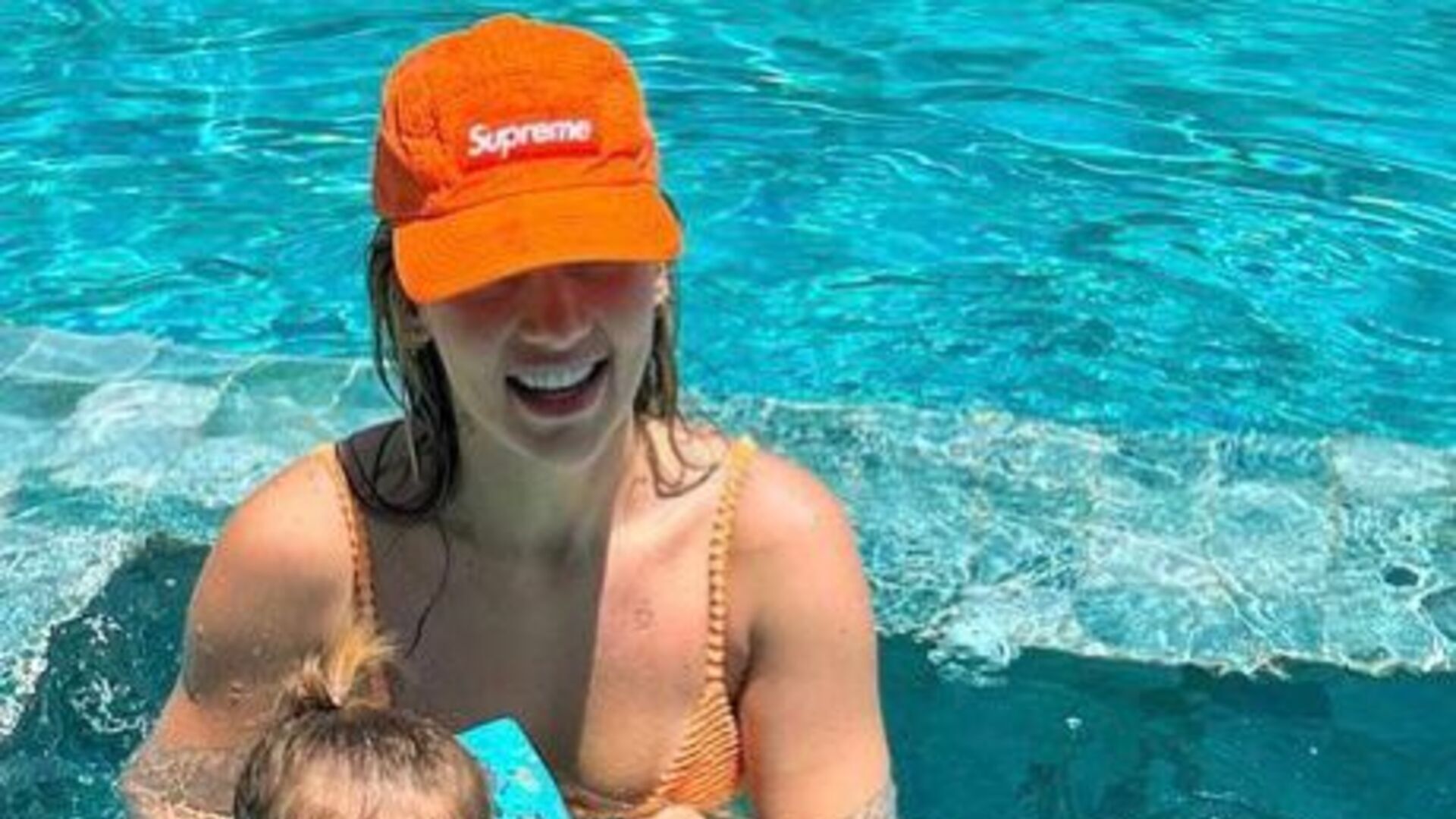 Esbanjando boa forma, Virginia Fonseca curte dia de piscina com a filha mais velha