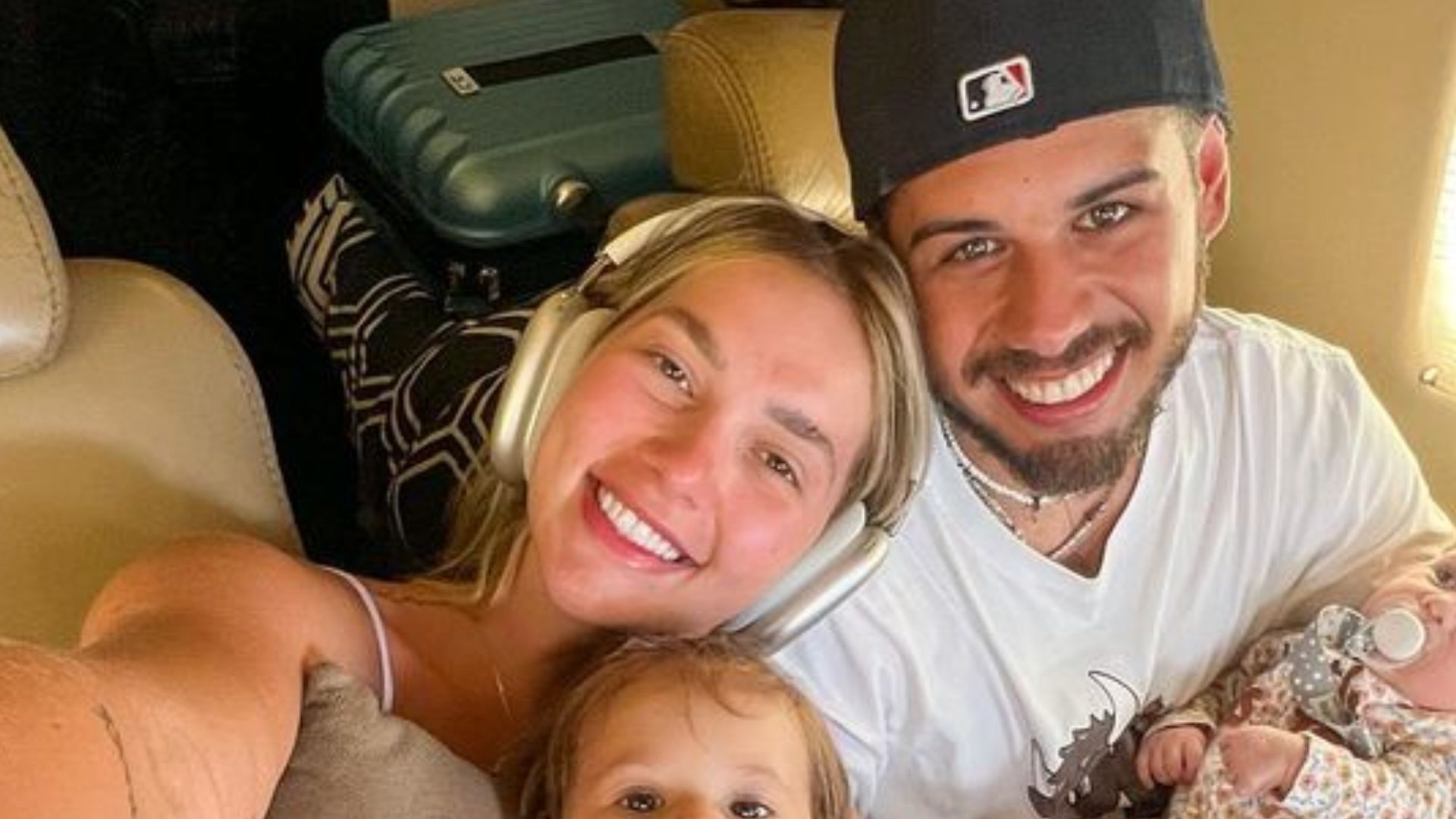 Virginia Fonseca posa em jatinho ao lado de Zé Felipe e das filhas: ”Perfeitos!”