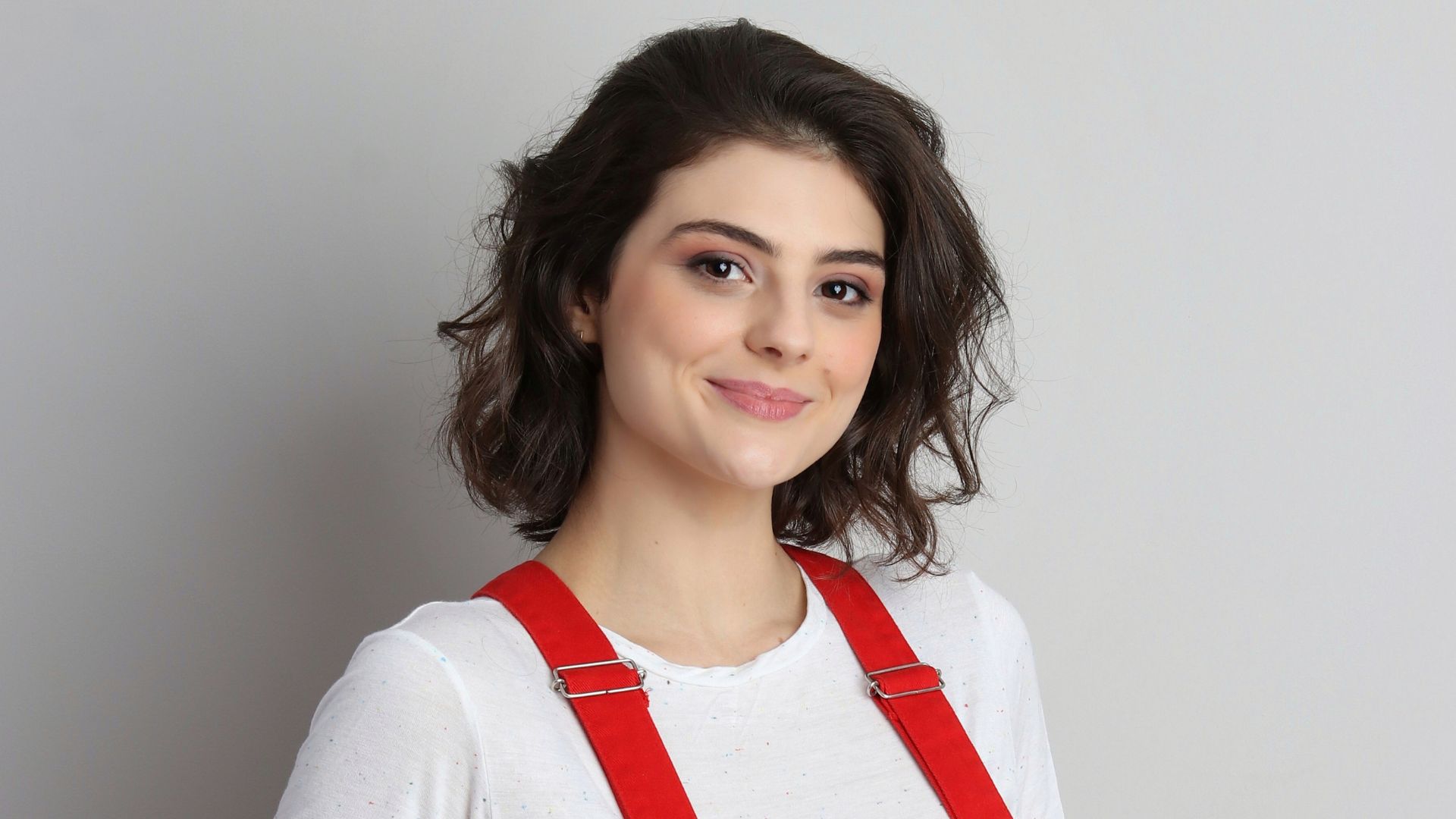 No teatro, Vitória Micheloni celebra estreia no cinema e streaming; conheça atriz