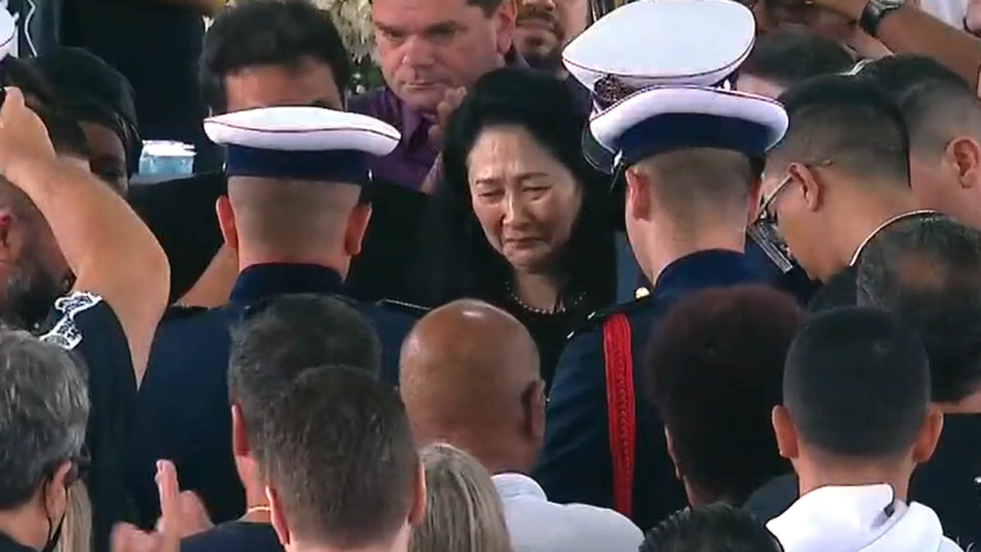 Viúva de Pelé se emociona ao ver o caixão do marido sendo fechado