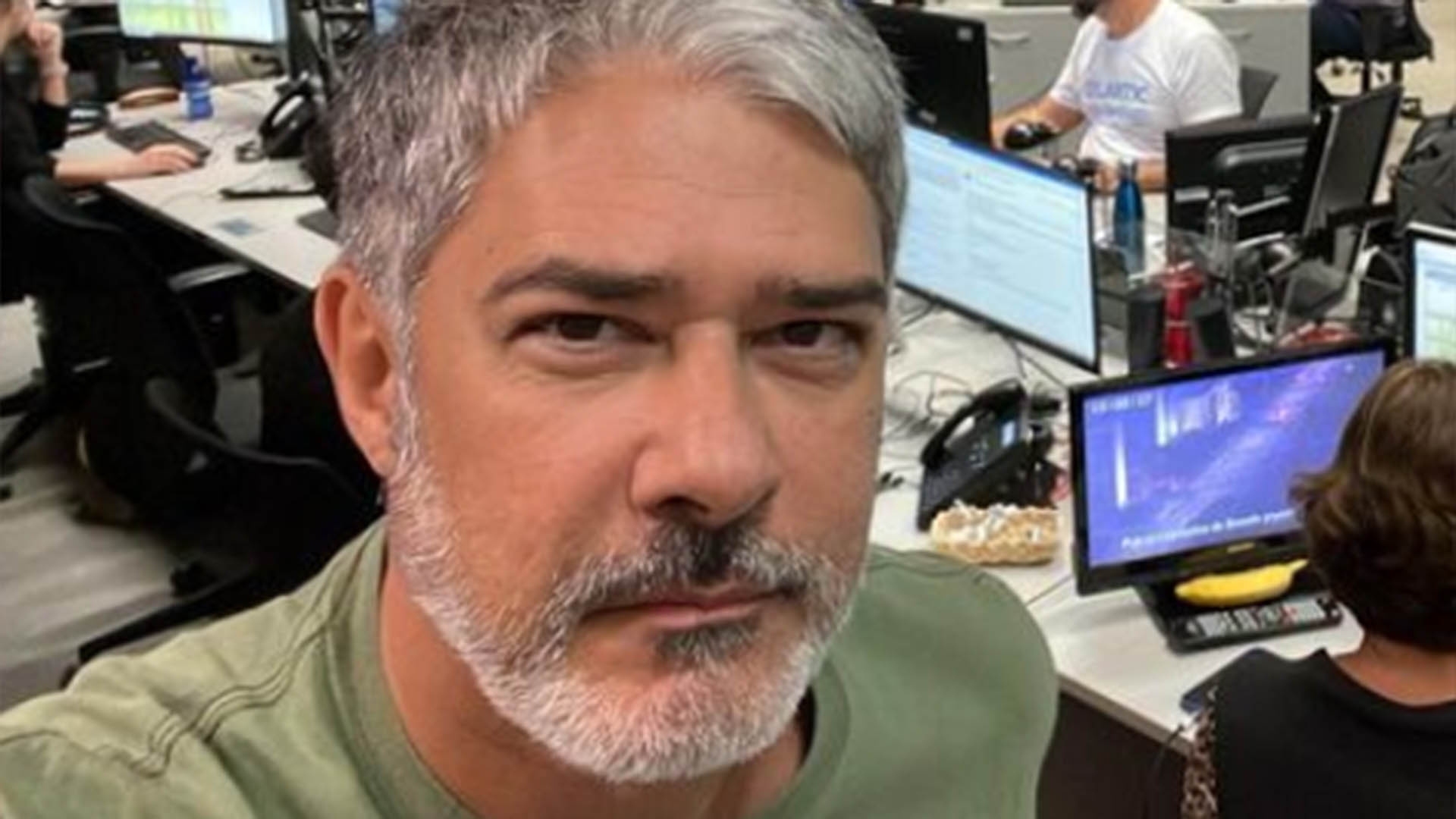 William Bonner interrompe a folga e vai aos estúdios da Globo