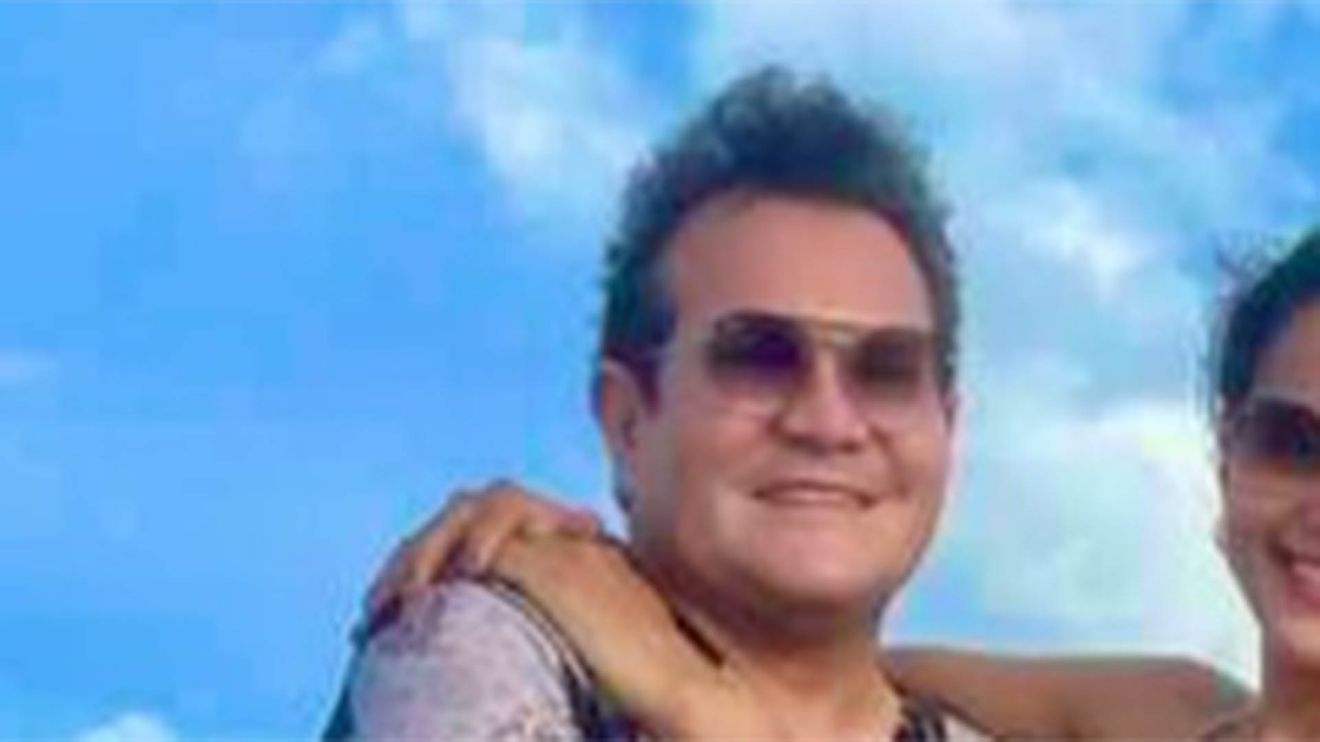 Ximbinha faz rara aparição ao lado da esposa, Karen Kethlen, na praia