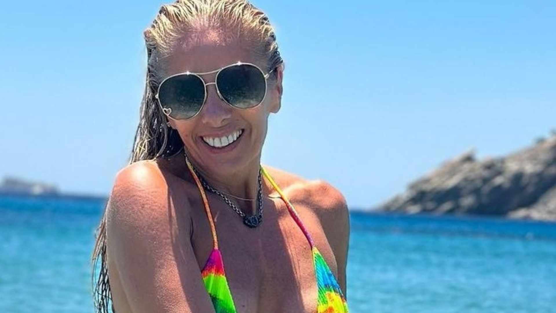 Na Grécia, Adriane Galisteu dá close e choca com beleza: ‘Natural’