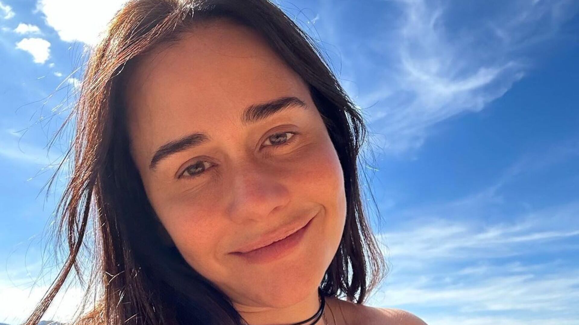 Ao natural, Alessandra Negrini choca ao mostrar partes inusitadas: ‘Sovaco lindo’