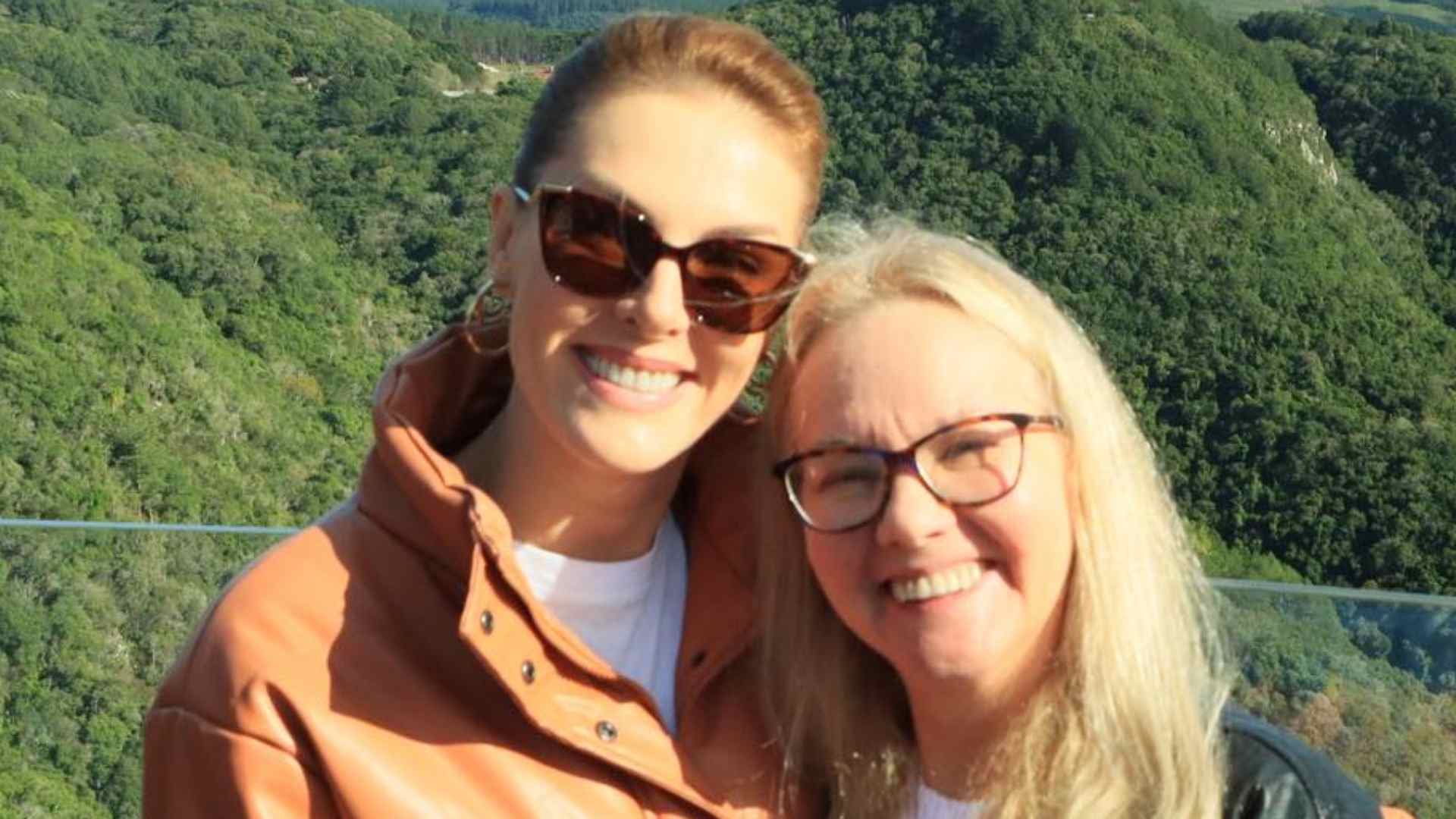 Ana Hickmann divide cliques raros ao comemorar aniversário da mãe: “Minha inspiração”