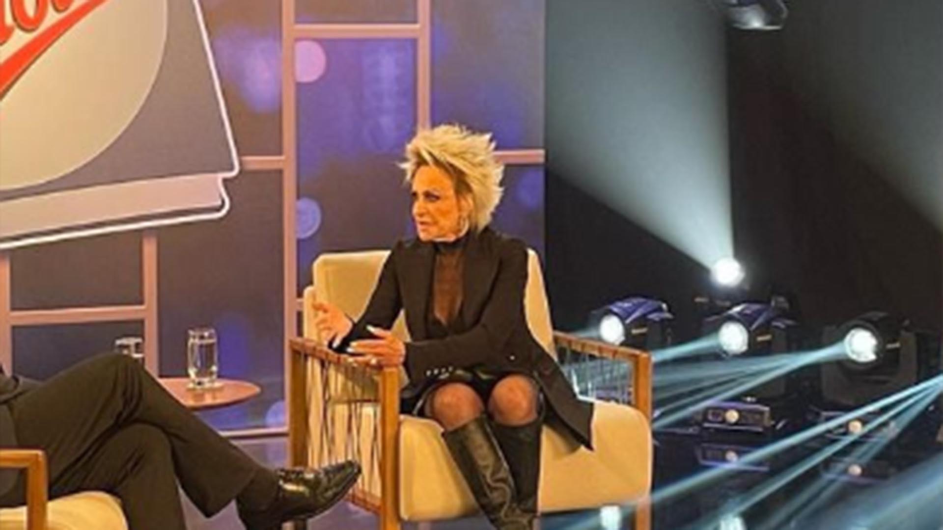 Ana Maria Braga exibe foto de gravação para a Record TV