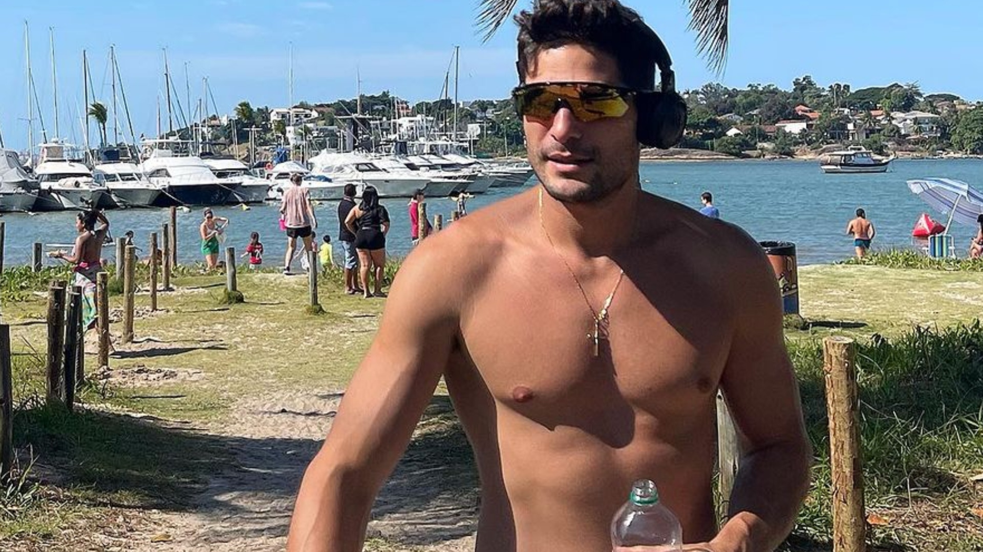 Após cirurgia, ex-BBB André Martinelli exibe corpaço sarado na praia: ‘Lindo’