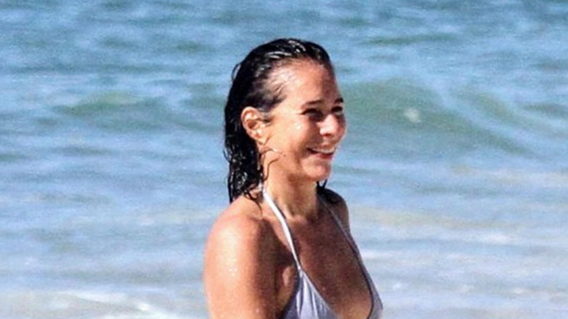 Andréa Beltrão é flagrada apenas de biquíni em uma praia no Rio de Janeiro