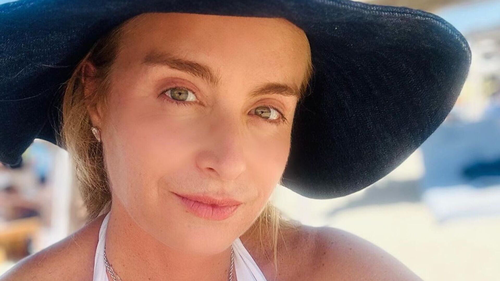 Ao natural, Angélica rouba a cena em praia da Europa: ‘Belíssima’
