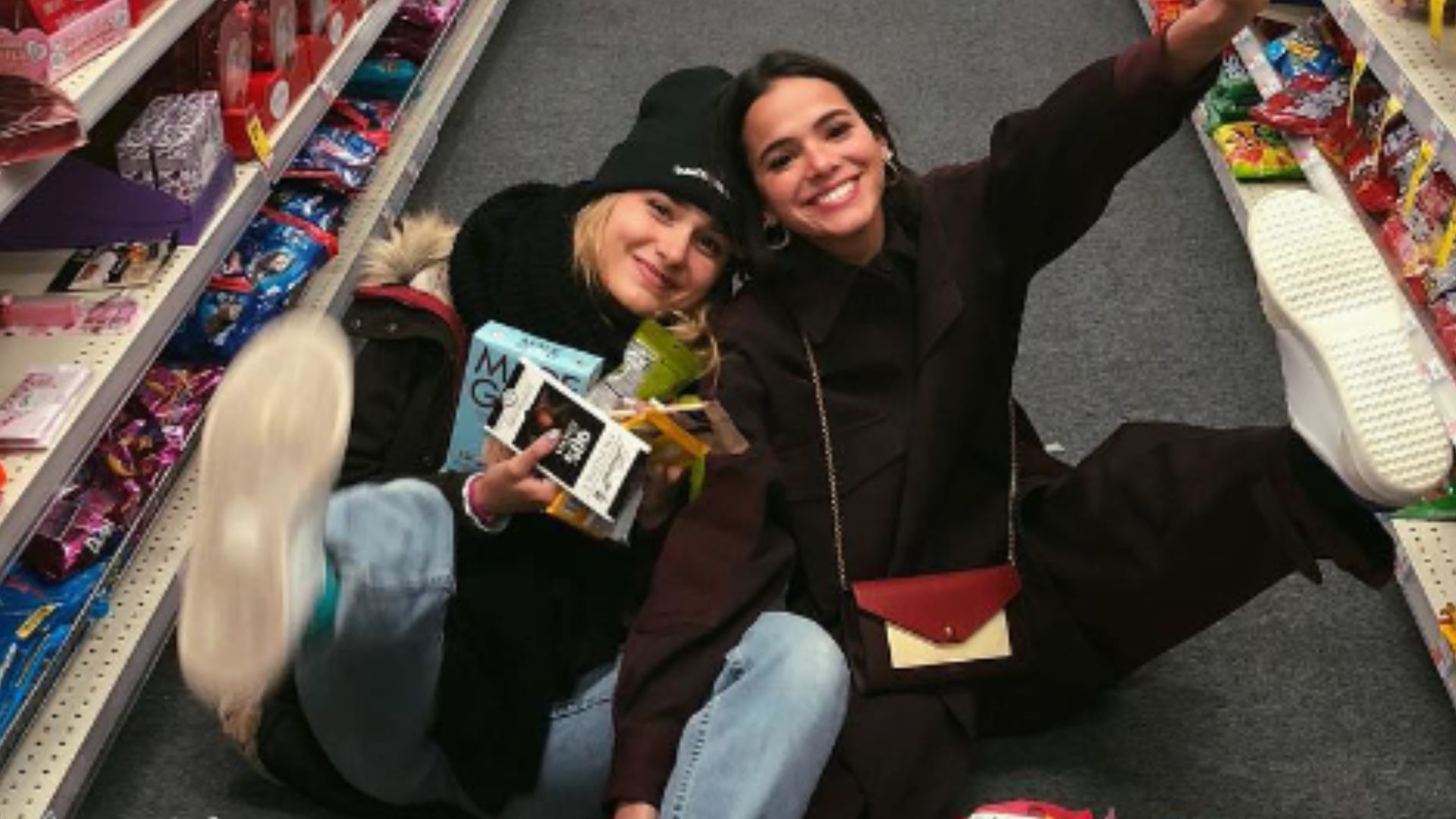 Ao som de Xuxa, Bruna Marquezine celebra 25 anos de Sasha Meneghel