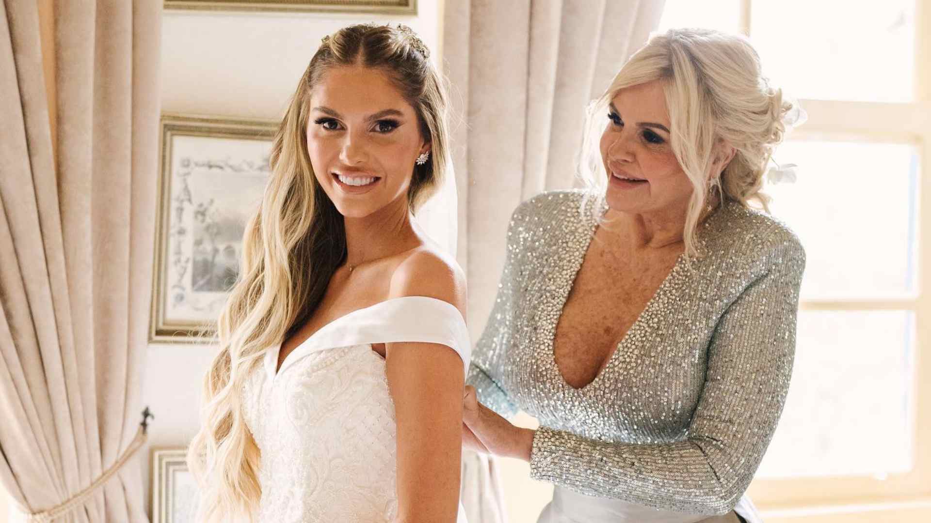 Bárbara Evans presta bela homenagem no aniversário da mãe, Monique Evans