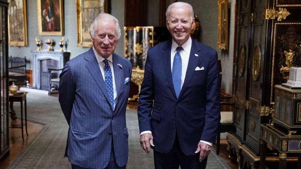 Quebrou o protocolo?! Atitude de Joe Biden com Rei Charles III dá o que falar