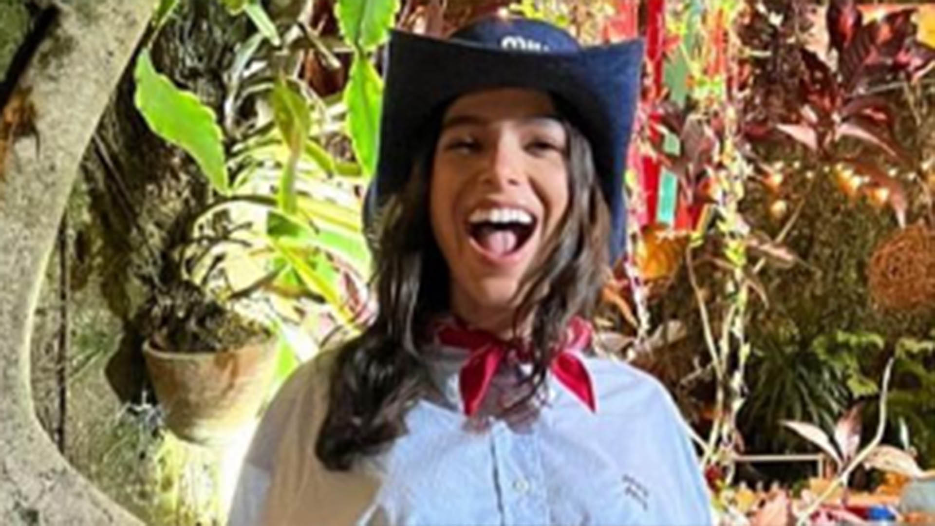 Bruna Marquezine usa look caríssimo para curtir festa junina