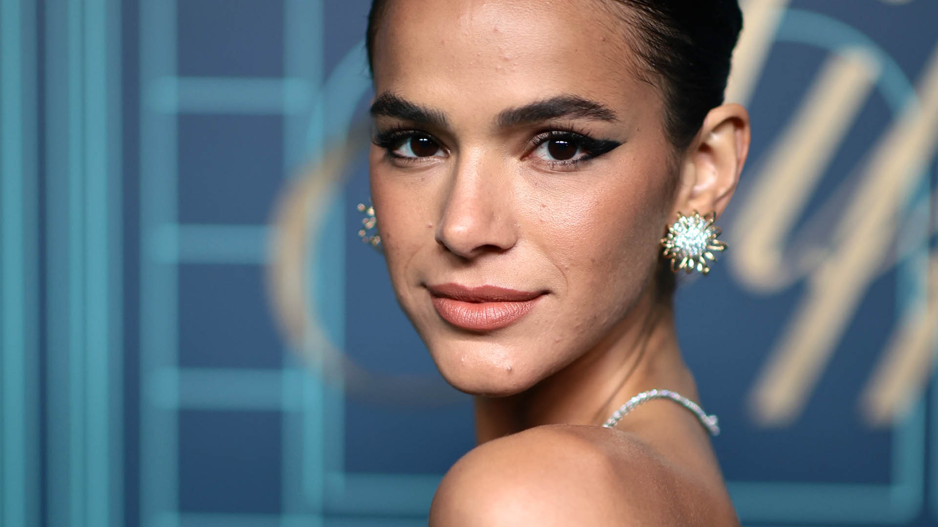 Bruna Marquezine apoia greve e manda recado: ‘Estou com vocês’
