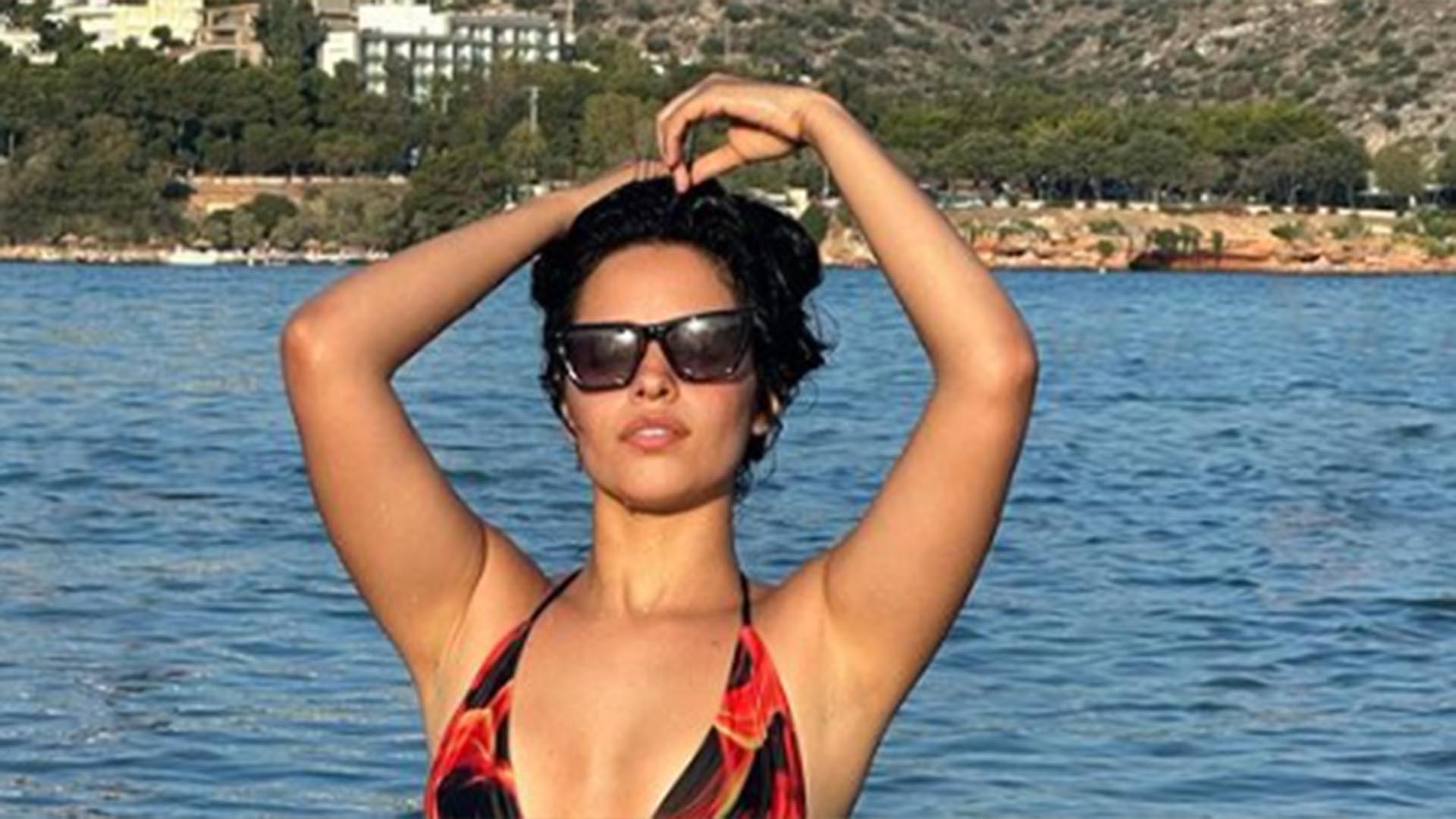 De biquíni, Camila Cabello exibe suas curvas em foto durante banho de mar