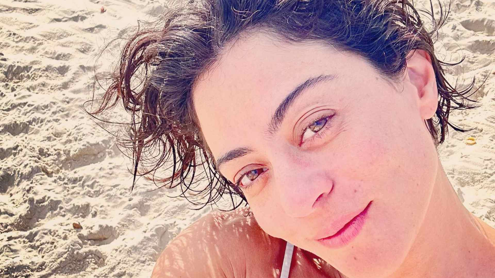 Carol Castro chama atenção ao curtir o dia na praia: “Perfeita”