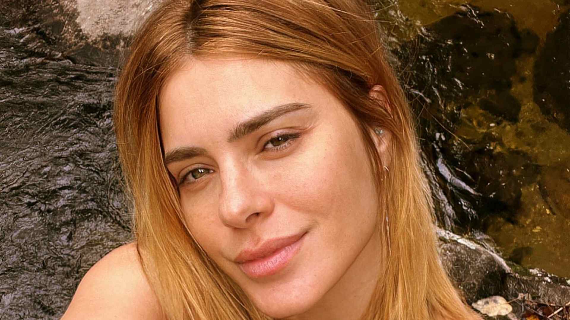 Carolina Dieckmann esbanja beleza em cliques na cachoeira e detalhe chama atenção