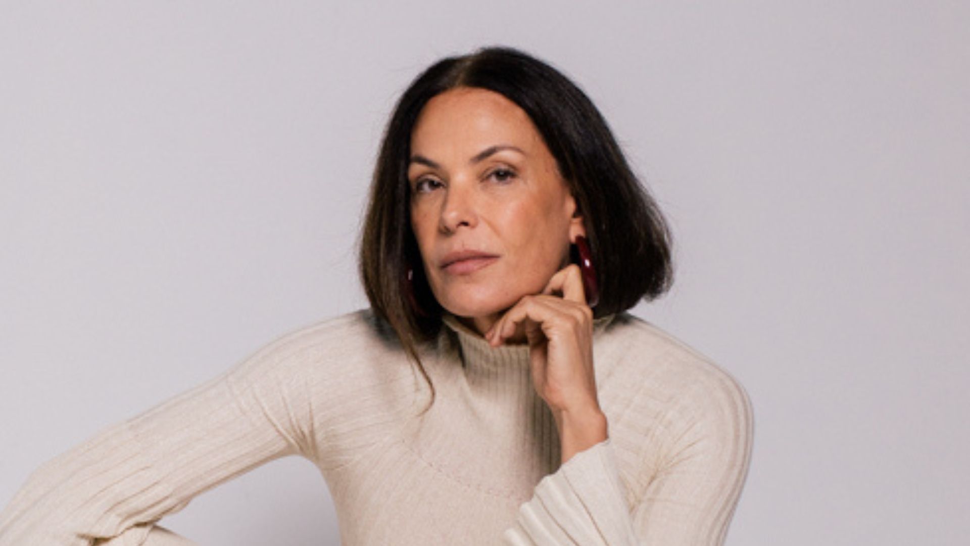 ‘Não me vejo mais fazendo novelas’, declara Carolina Ferraz aos 35 anos de carreira