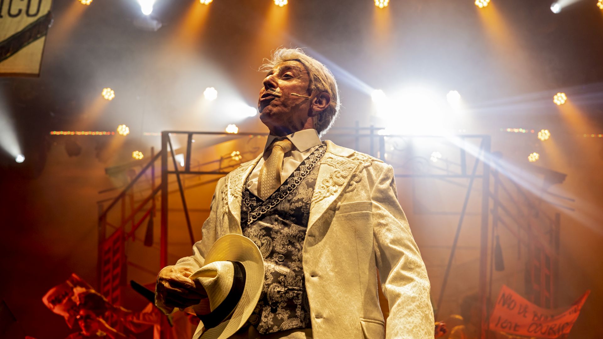 Cassio Scapin se consagra em peça musicada com crítica política e revela desejo de nova temporada
