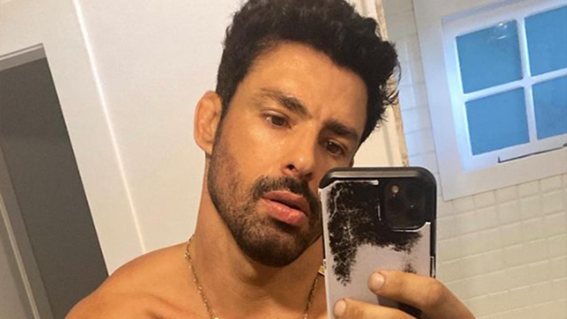 Protagonista de Terra e Paixão, Cauã Reymond seduz os fãs em foto sem camisa