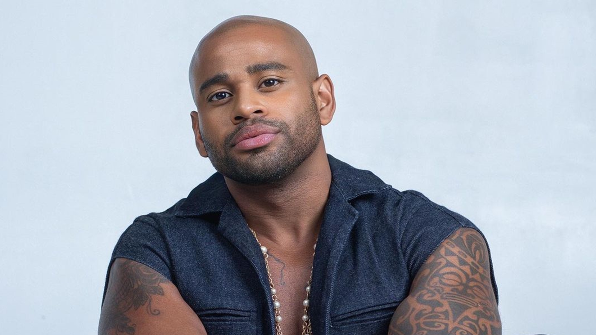 Cezar Black celebra conquistas pós-BBB e revela assédio de homens: “Carinho”