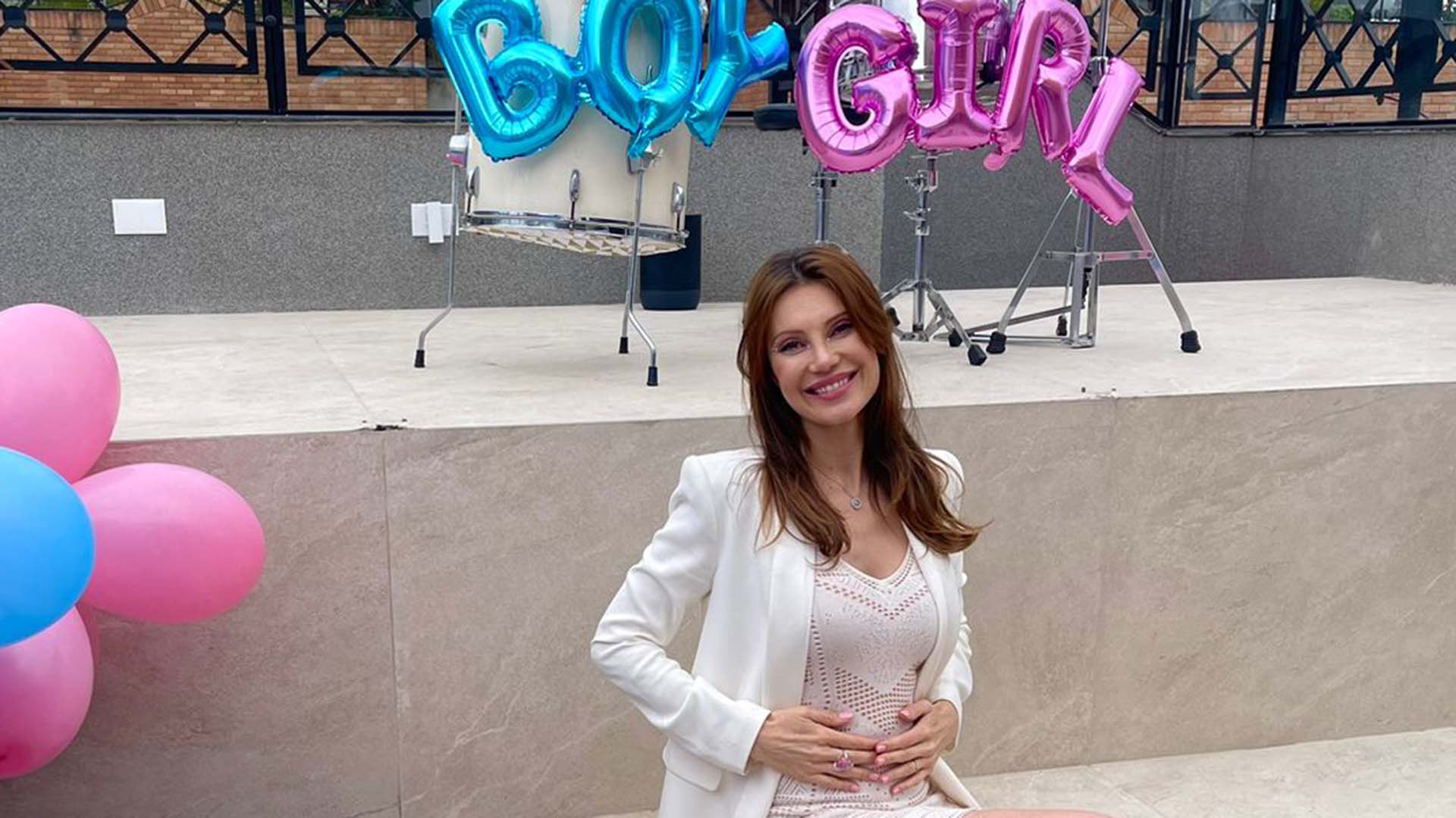 Menino ou menina? Modelo Júlia Pereira faz chá revelação com a família