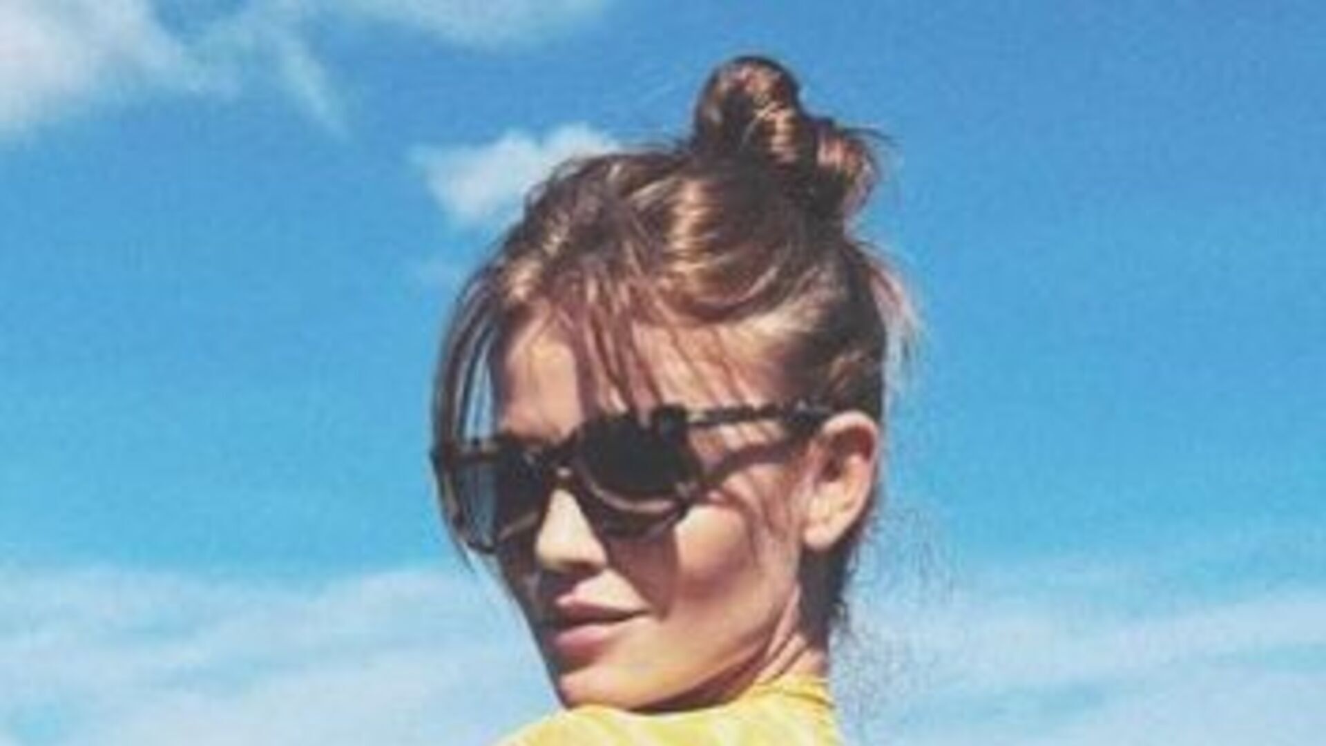 Cintia Dicker dá show de beleza e estilo ao posar para fotos na praia: “Musa”