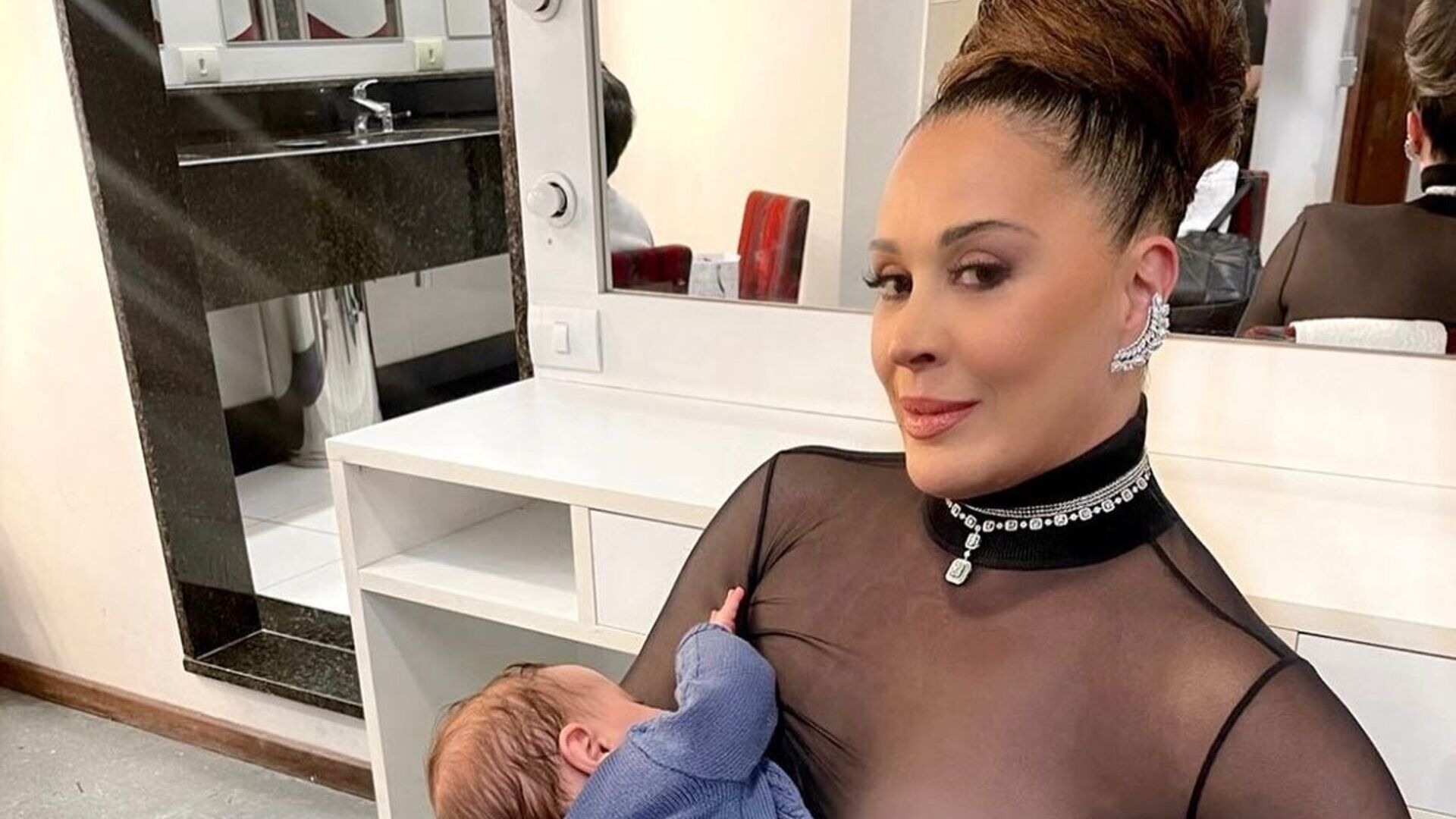 De look transparente, Claudia Raia amamenta o filho: ‘Poderosa’