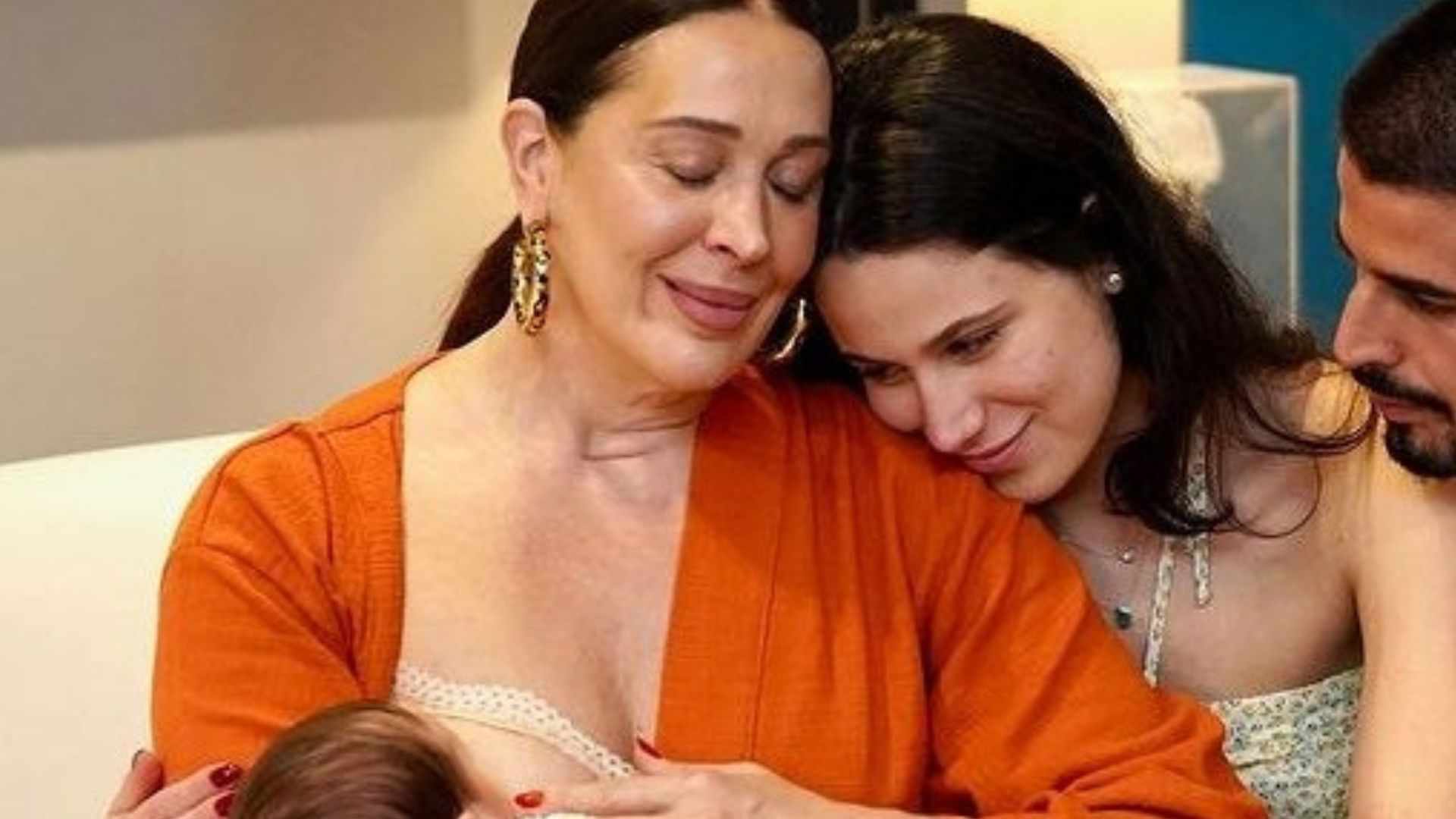 Amamentando Luca, Claudia Raia posa com os filhos, do ex-casamento com Edson Celulari