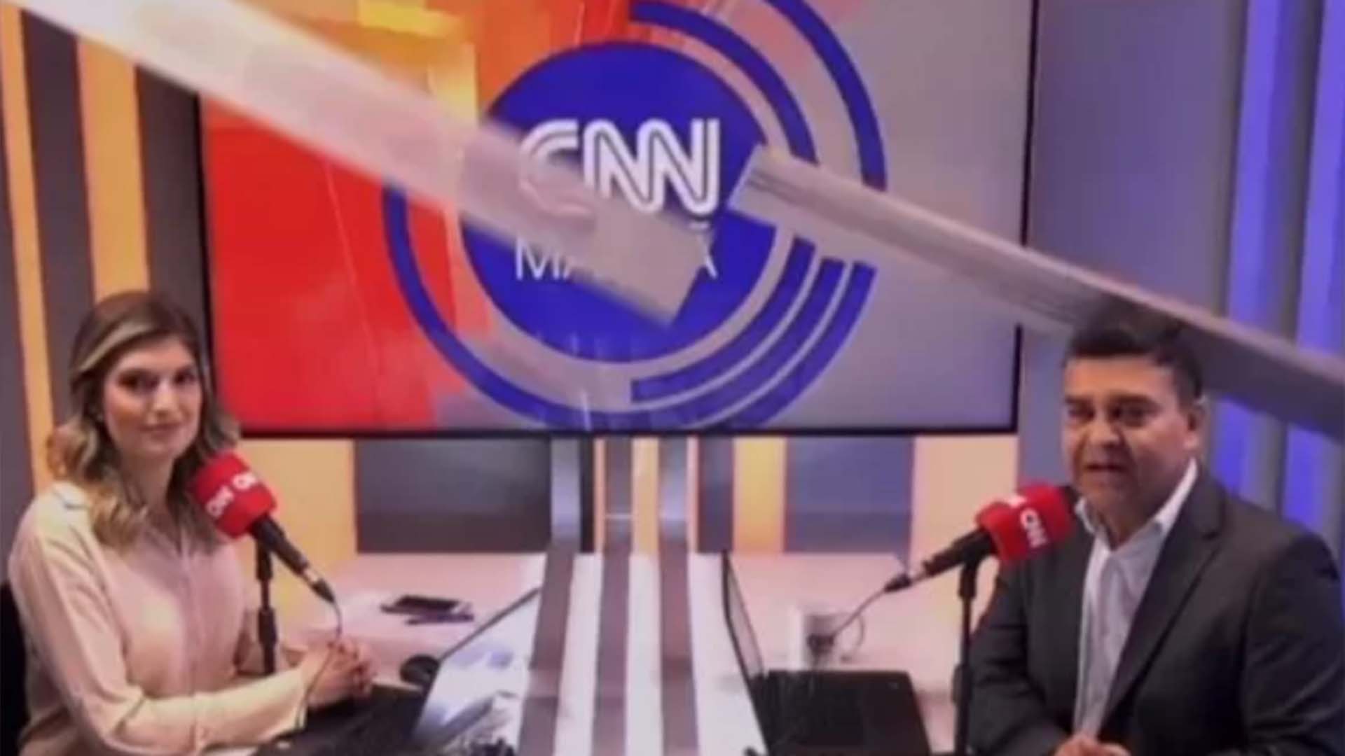 Que susto! Parte do cenário da CNN cai na cabeça dos apresentadores