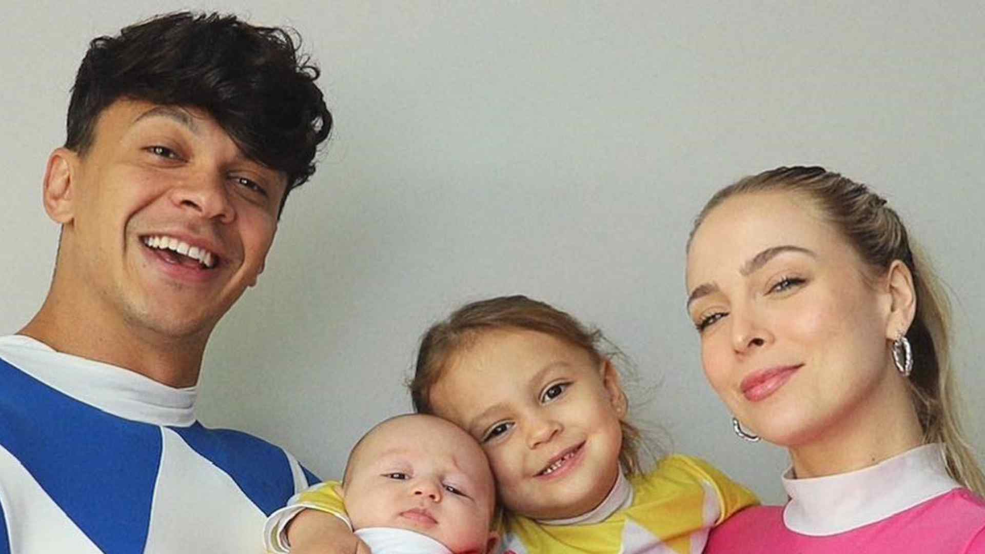 Tata Estaniecki e Julio Cocielo se fantasiam de Power Rangers no mesversário do filho