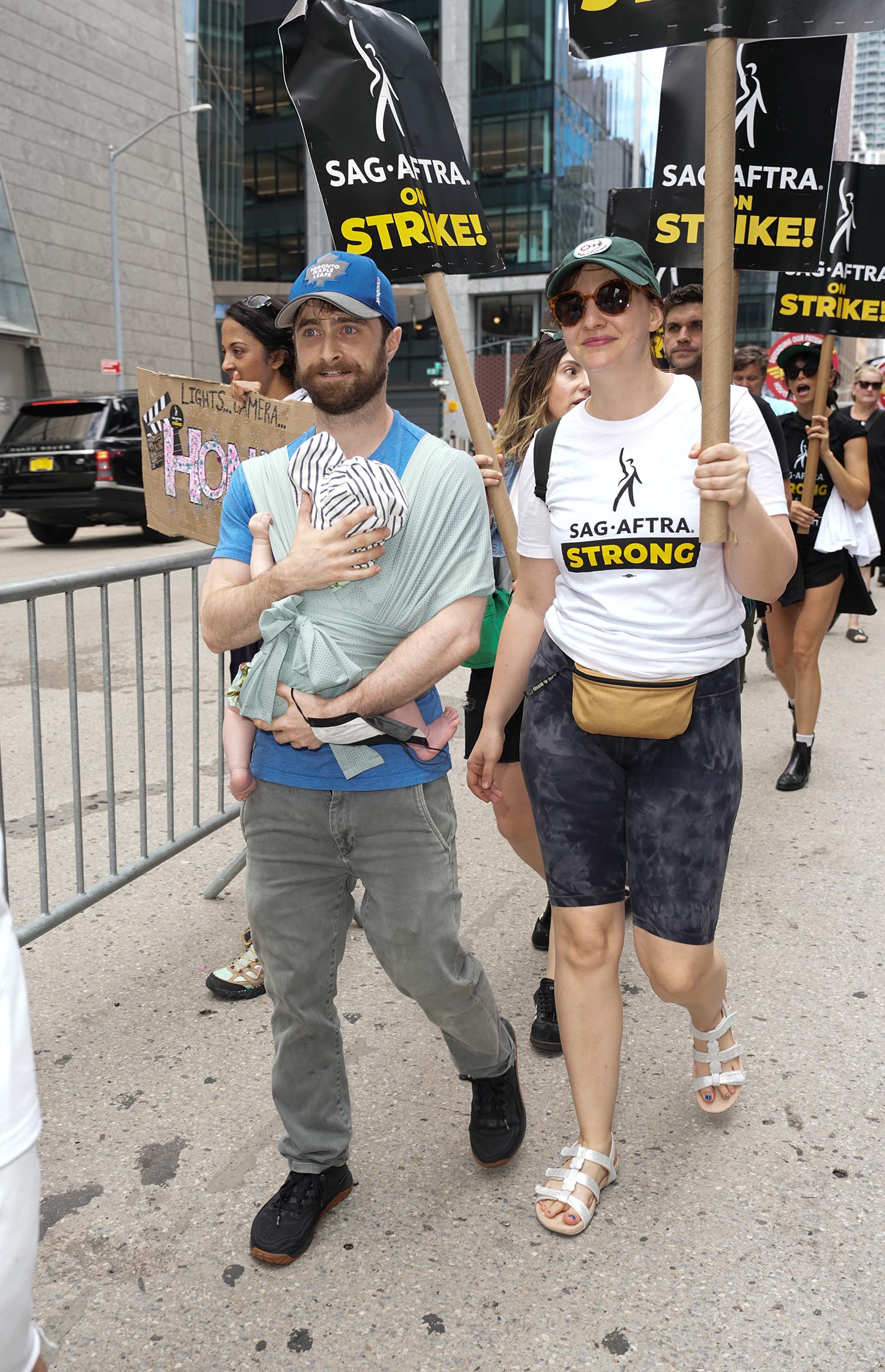 Daniel Radcliffe faz rara aparição com o filho e a esposa - Foto: Getty Images