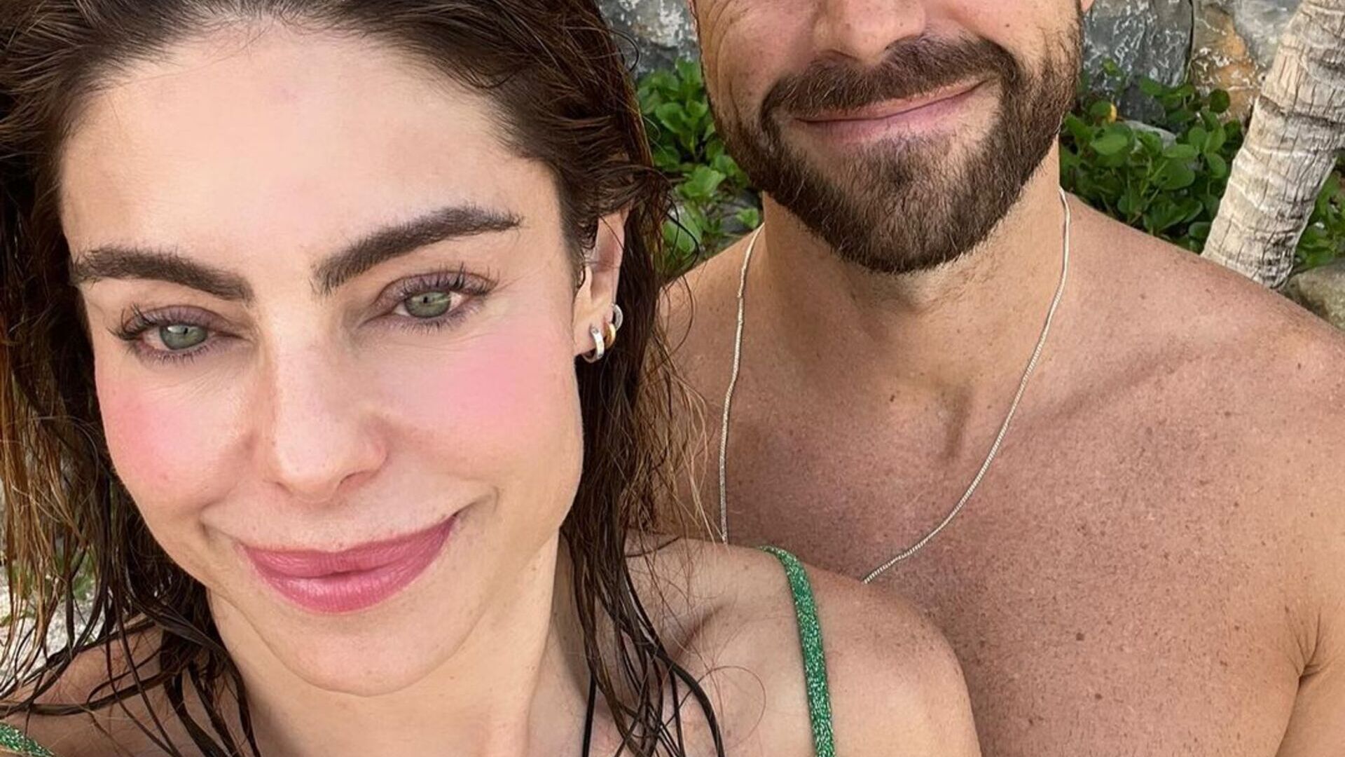 Com o marido, Daniella Cicarelli curte praia paradisíaca e esbanja beleza