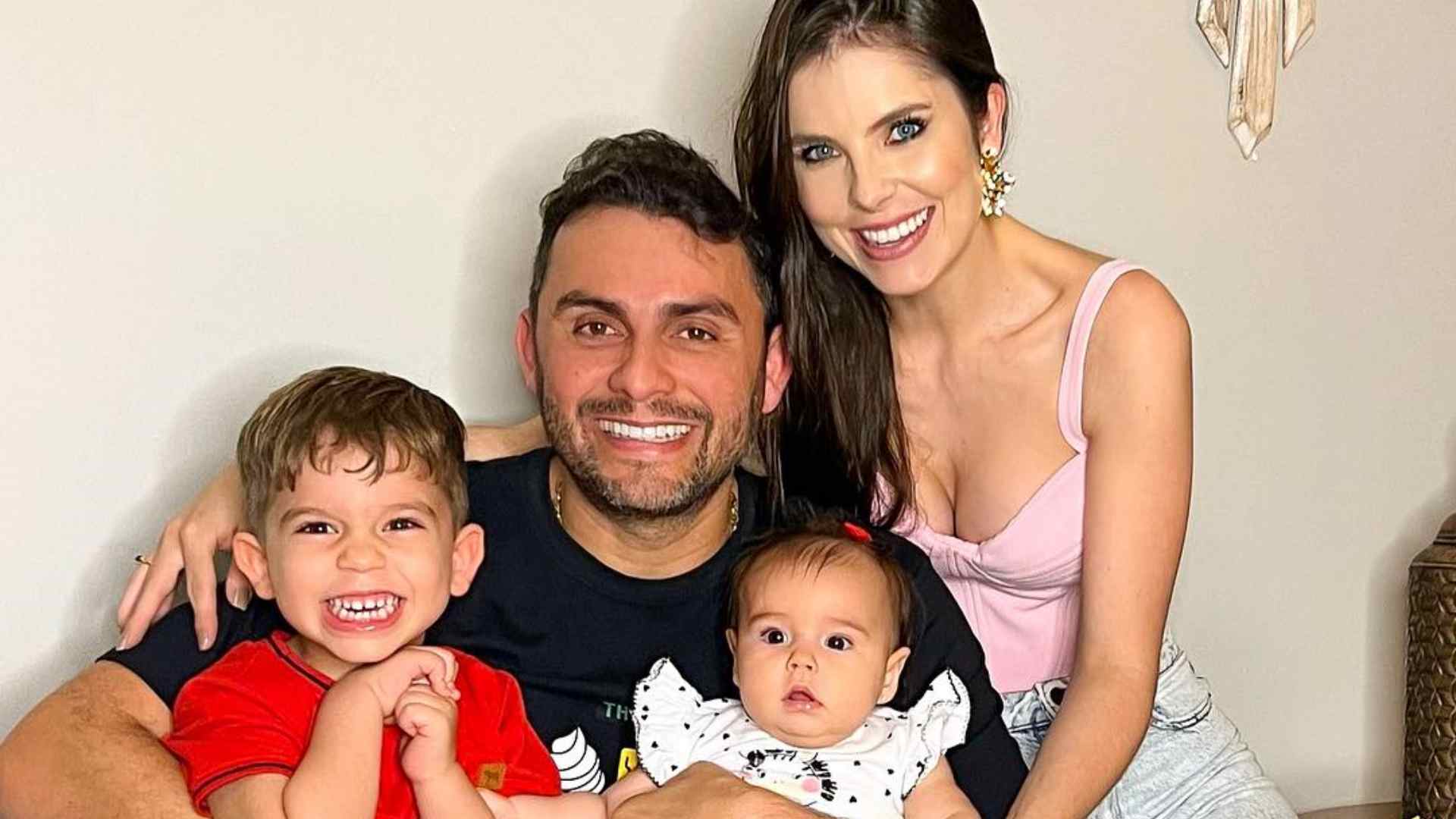 Mulher de Mano Walter comemora sexto mês da filha e detalha introdução alimentar