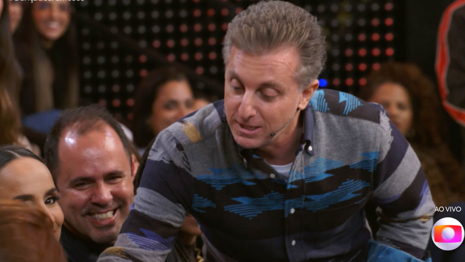 Luciano Huck reage ao flagrar criança dormindo na plateia do Domingão com Huck