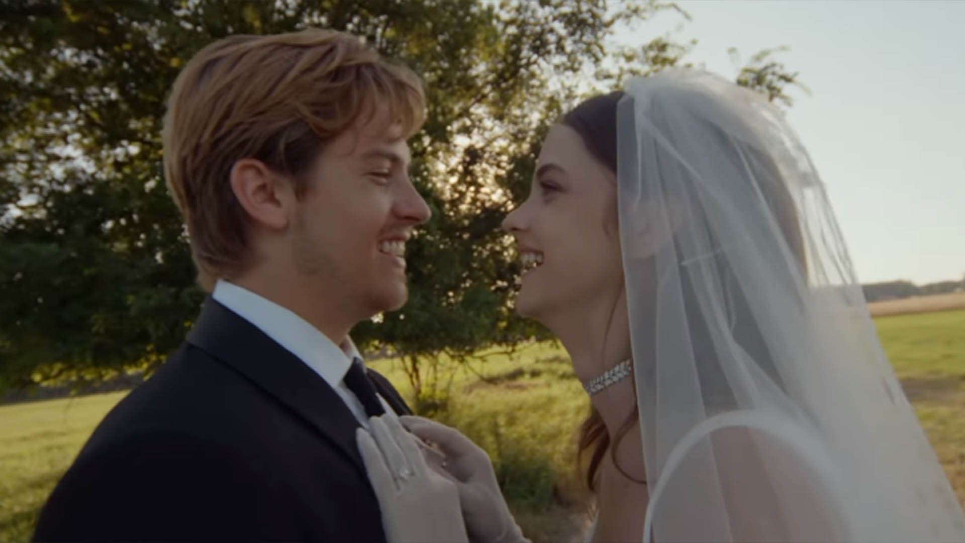 Dylan Sprouse exibe vídeo com detalhes do seu casamento com Barbara Palvin