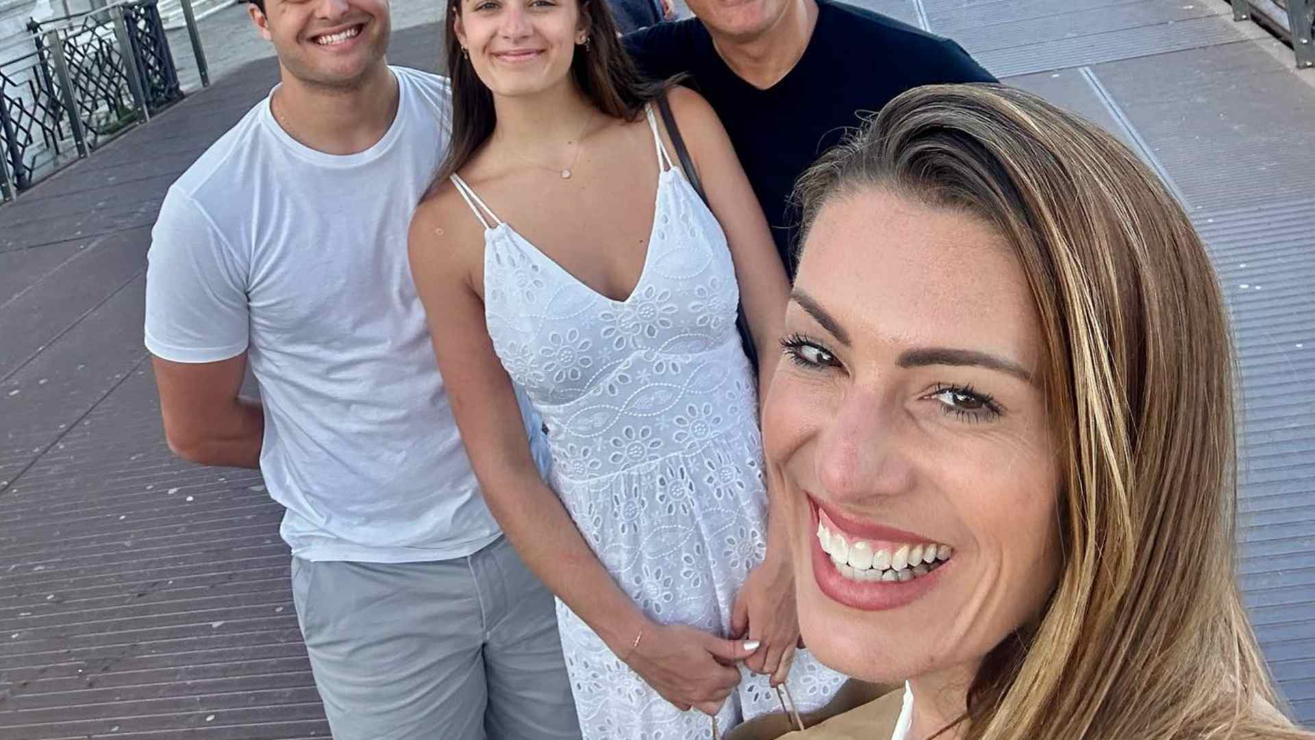 Elaine Mickely abre álbum de fotos das férias em família pela Itália: “Lugar especial”