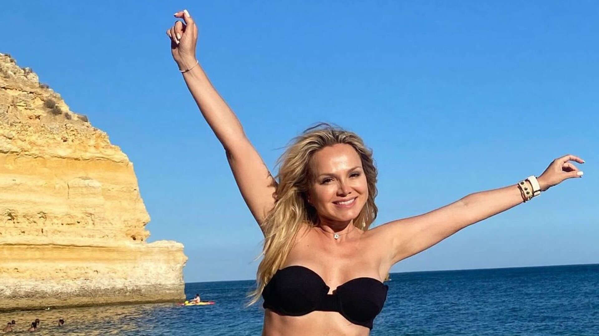 Na praia, Eliana choca ao dar show de beleza natural