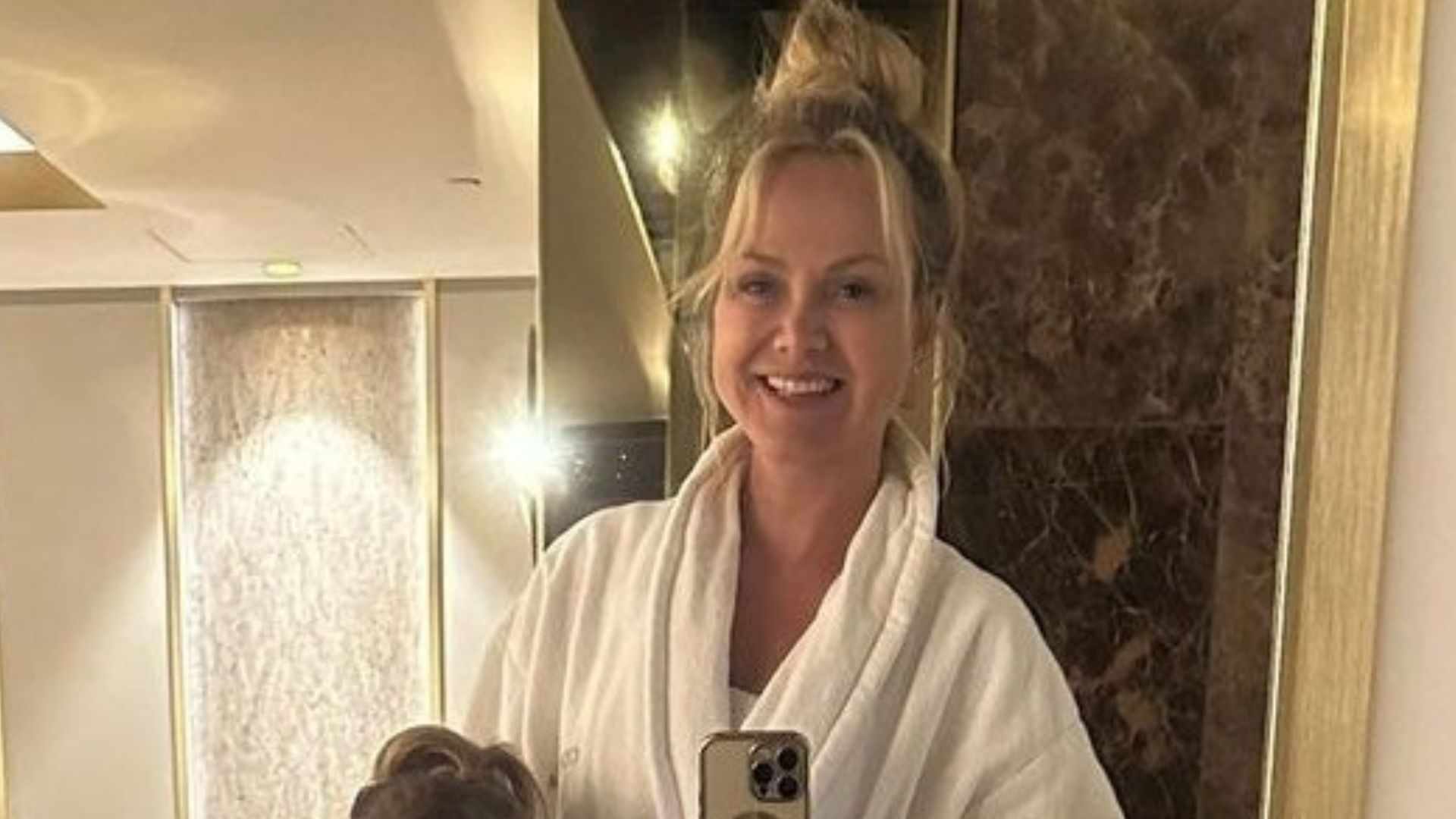 Clone? Eliana e a filha surgem de roupão em hotel de luxo