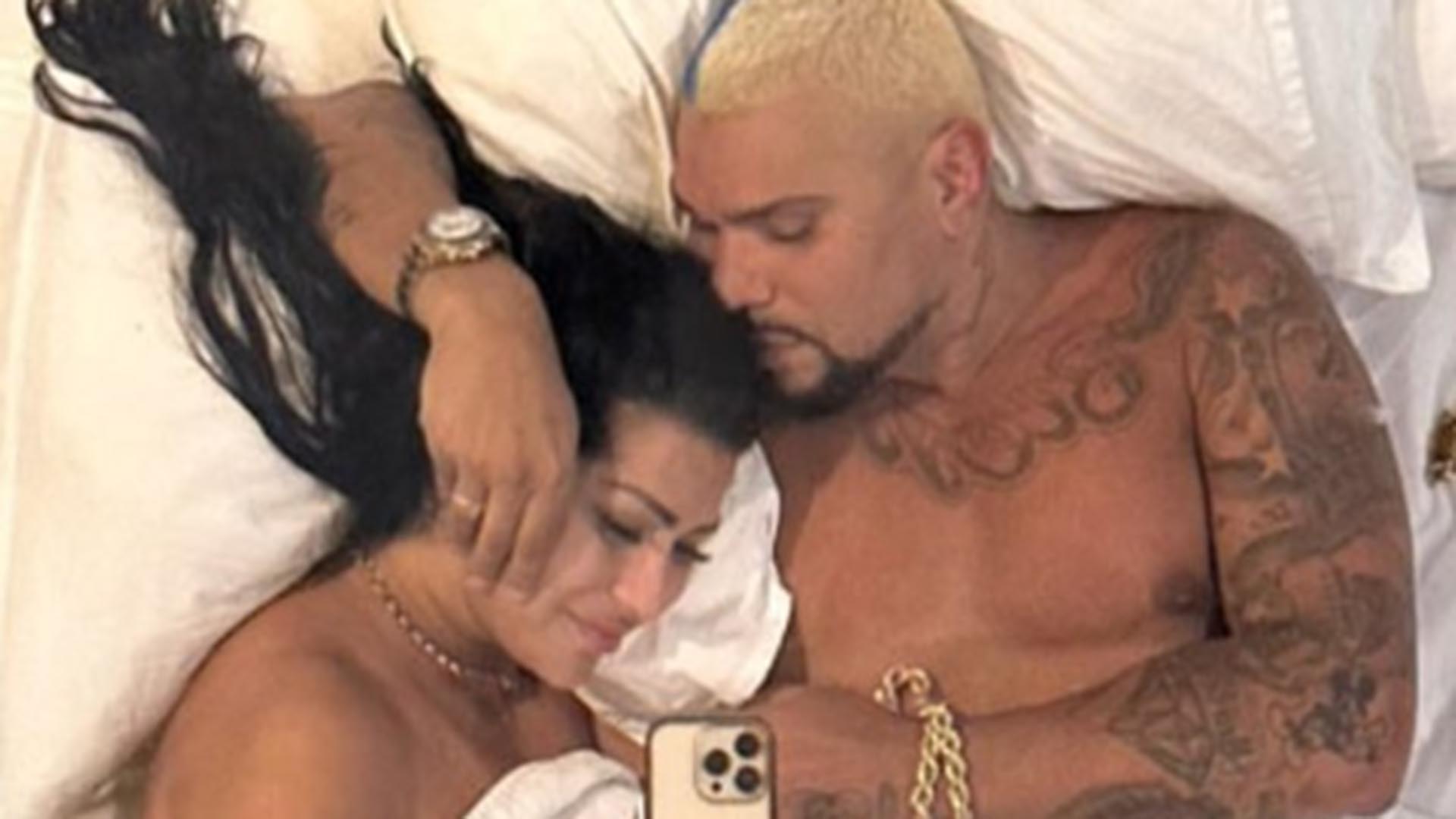 Ellen Cardoso, a Moranguinho, exibe selfie na cama com o marido