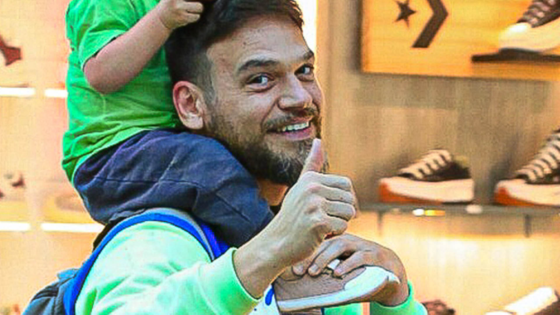 Vilão em Vai na Fé, Emilio Dantas curte passeio com os filhos gêmeos e a esposa