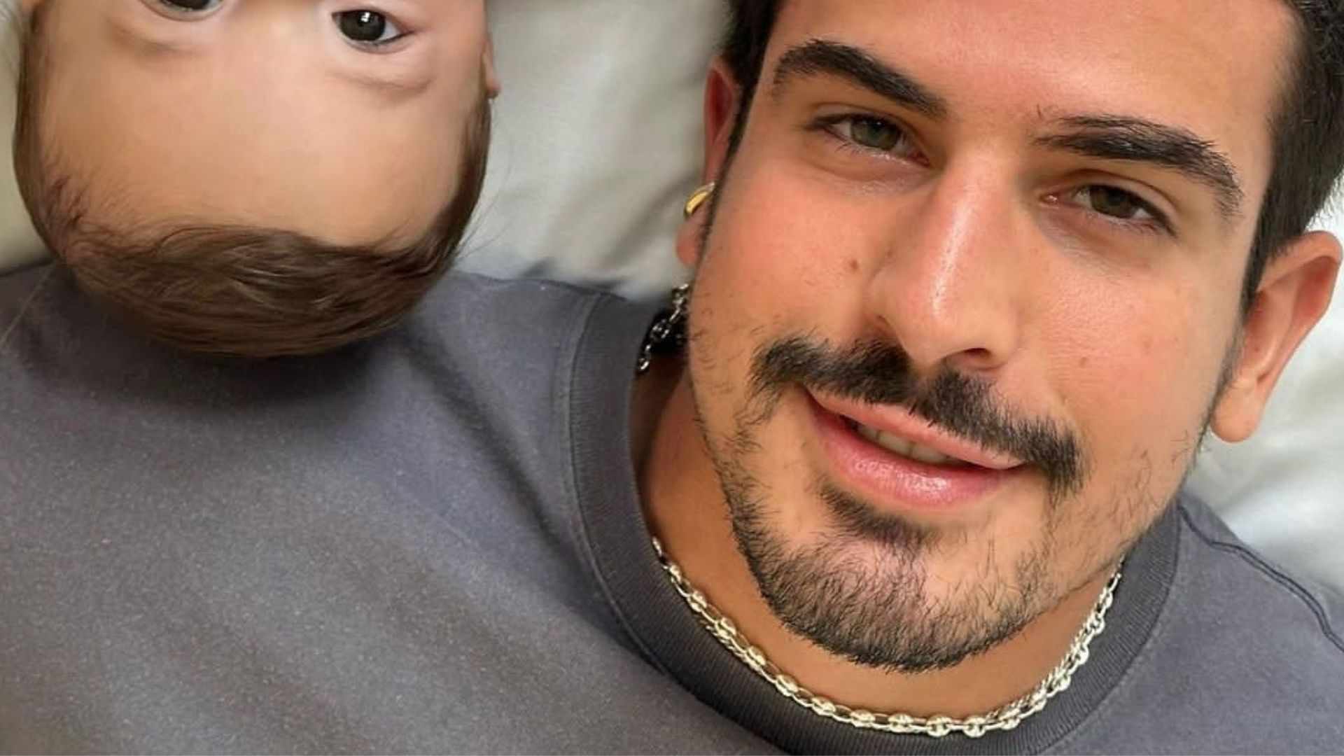 Enzo Celulari surge com o irmão penteadinho e choca: ‘Idênticos’