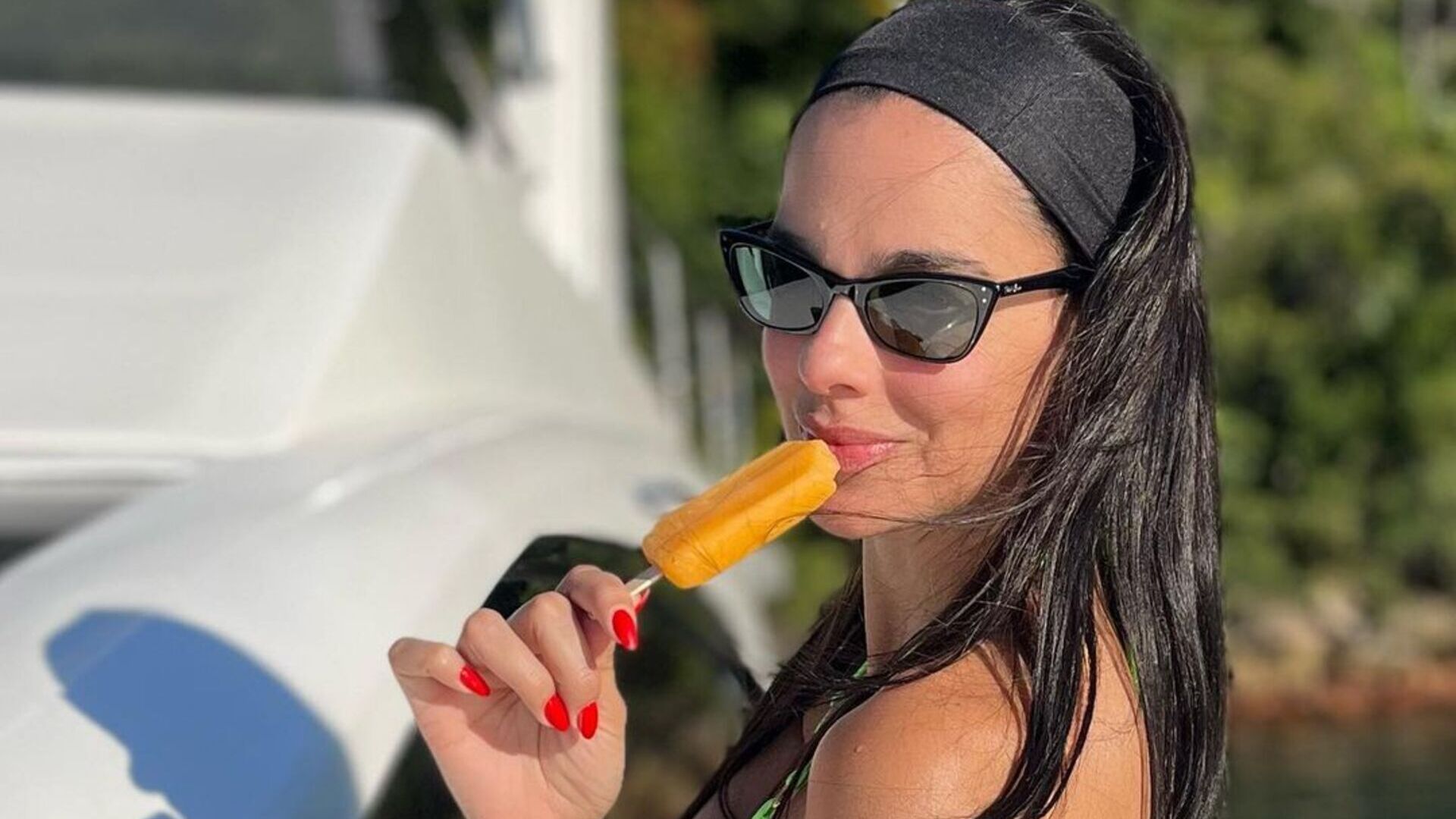 Esposa de Rodrigo Faro esbanja beleza em passeio de barco e impressiona