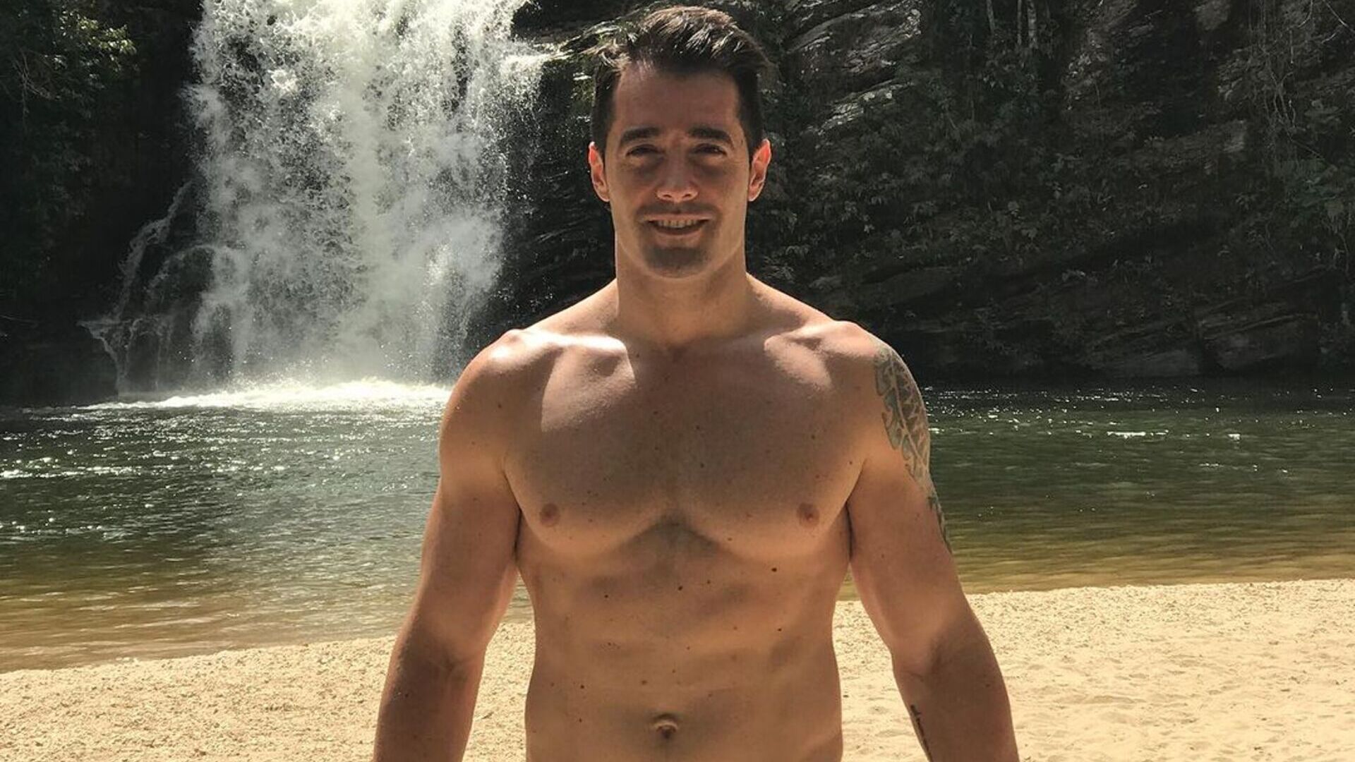 Ex-marido de Simaria impressiona ao surgir sem camisa: ‘Balde que eu buscaria’